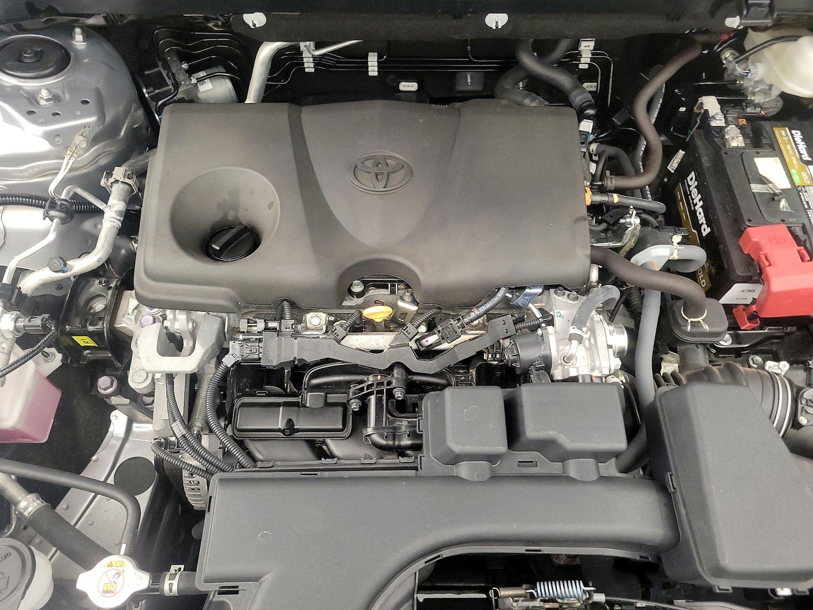 2024 Toyota RAV4 XLE - Photo 23