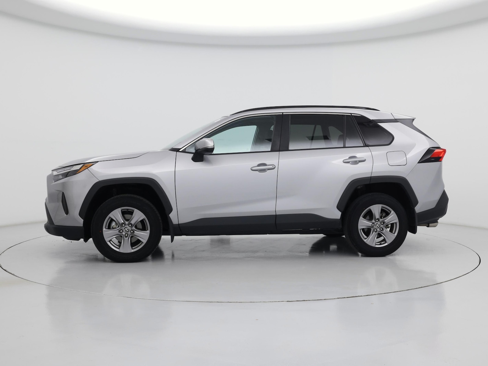 2024 Toyota RAV4 XLE - Photo 4