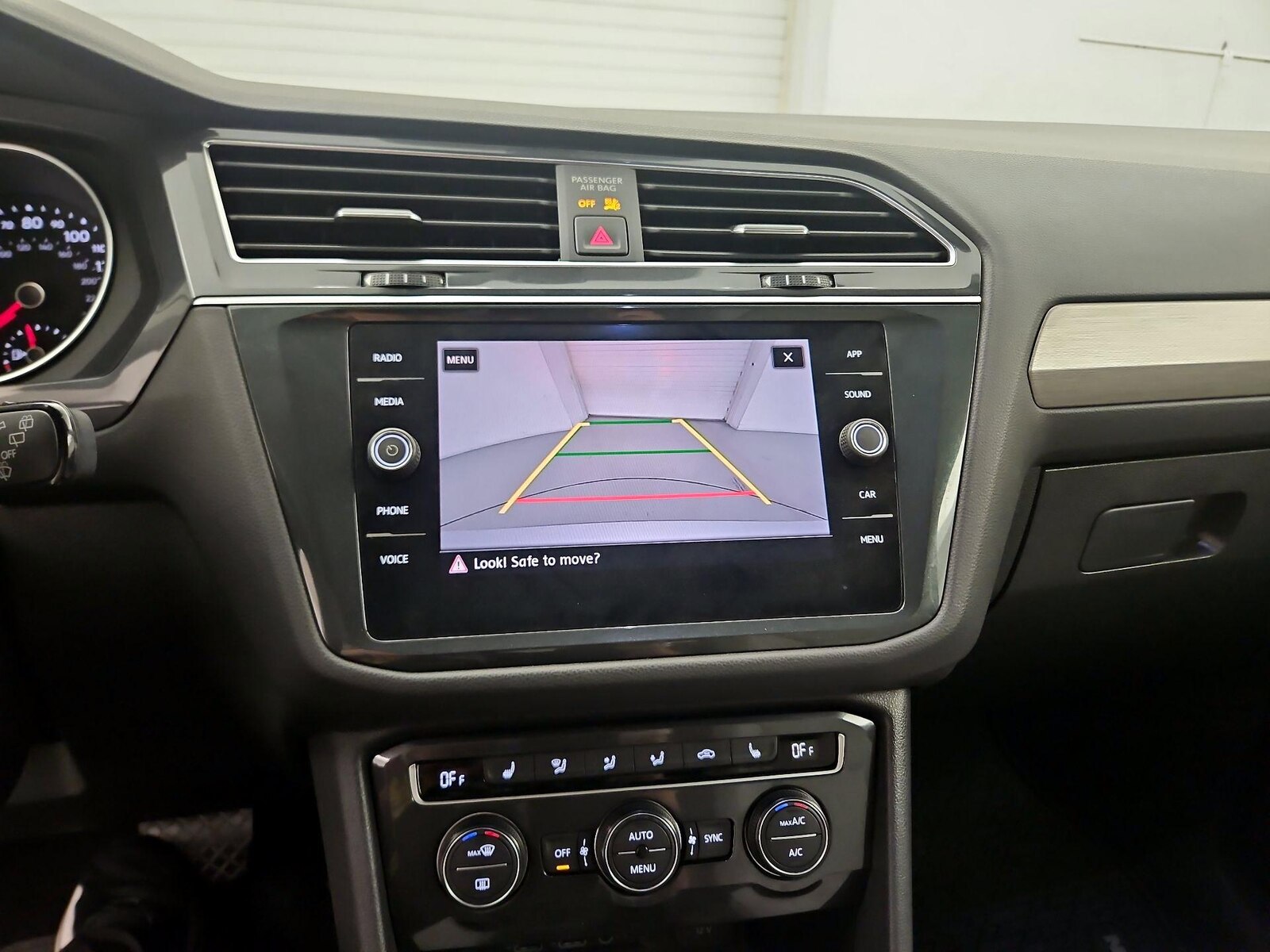2020 Volkswagen Tiguan SE - Photo 13