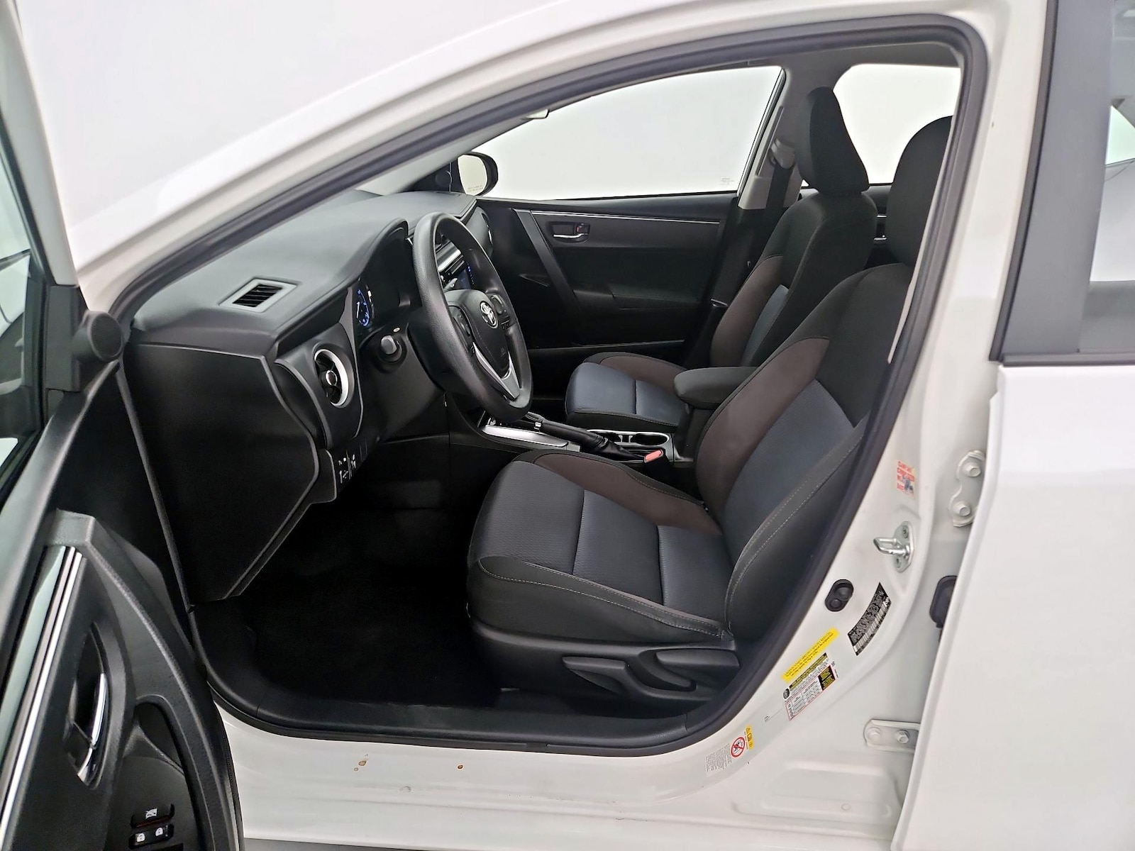 2017 Toyota Corolla LE - Photo 12