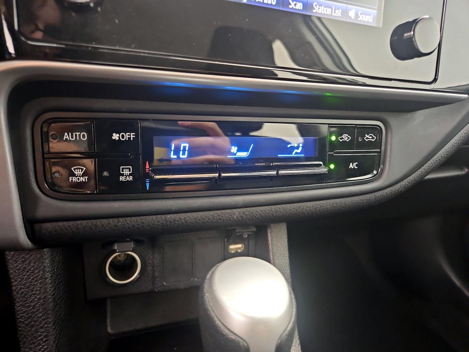 2017 Toyota Corolla LE - Photo 17