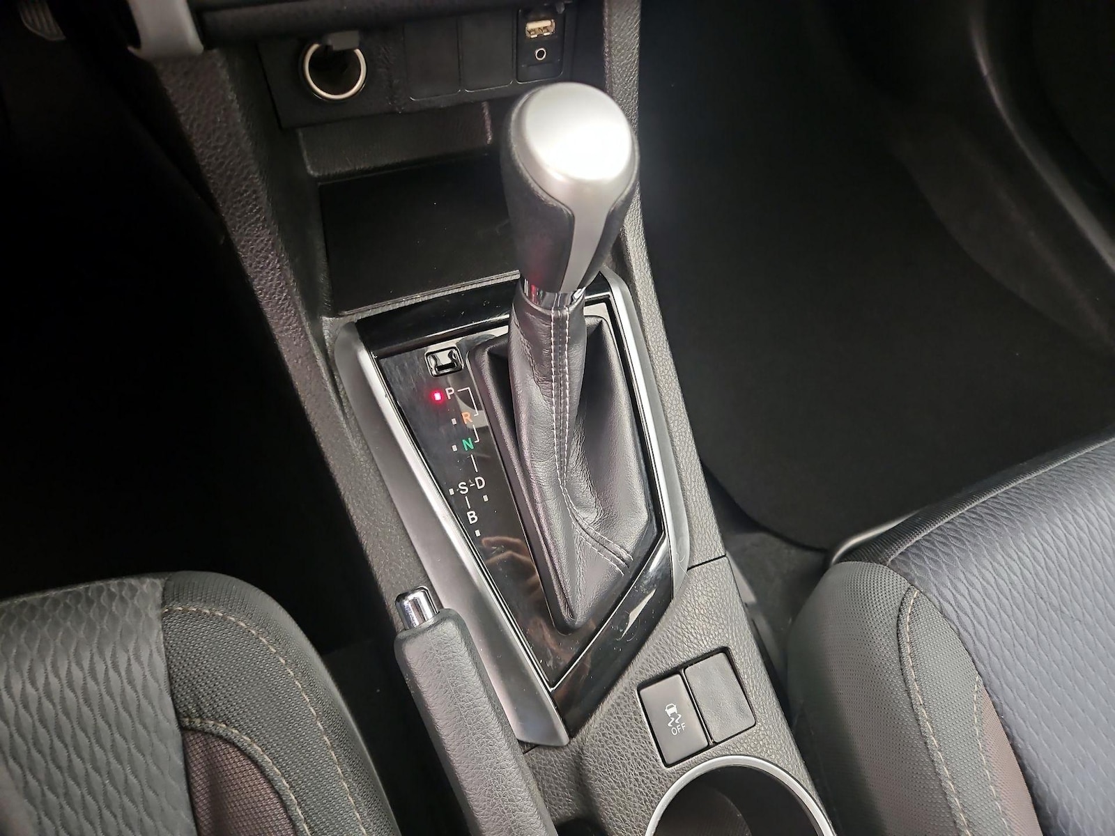 2017 Toyota Corolla LE - Photo 18