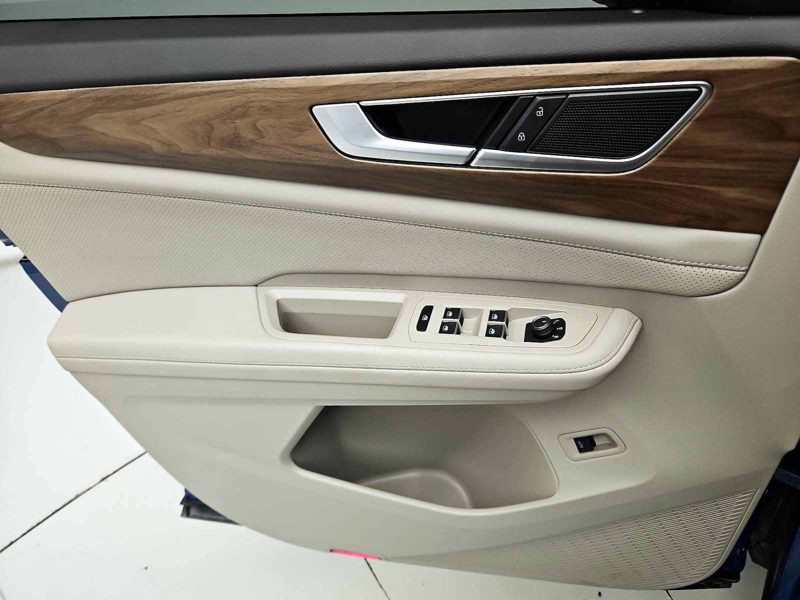 2025 Volkswagen Atlas SE w/Tech - Photo 13