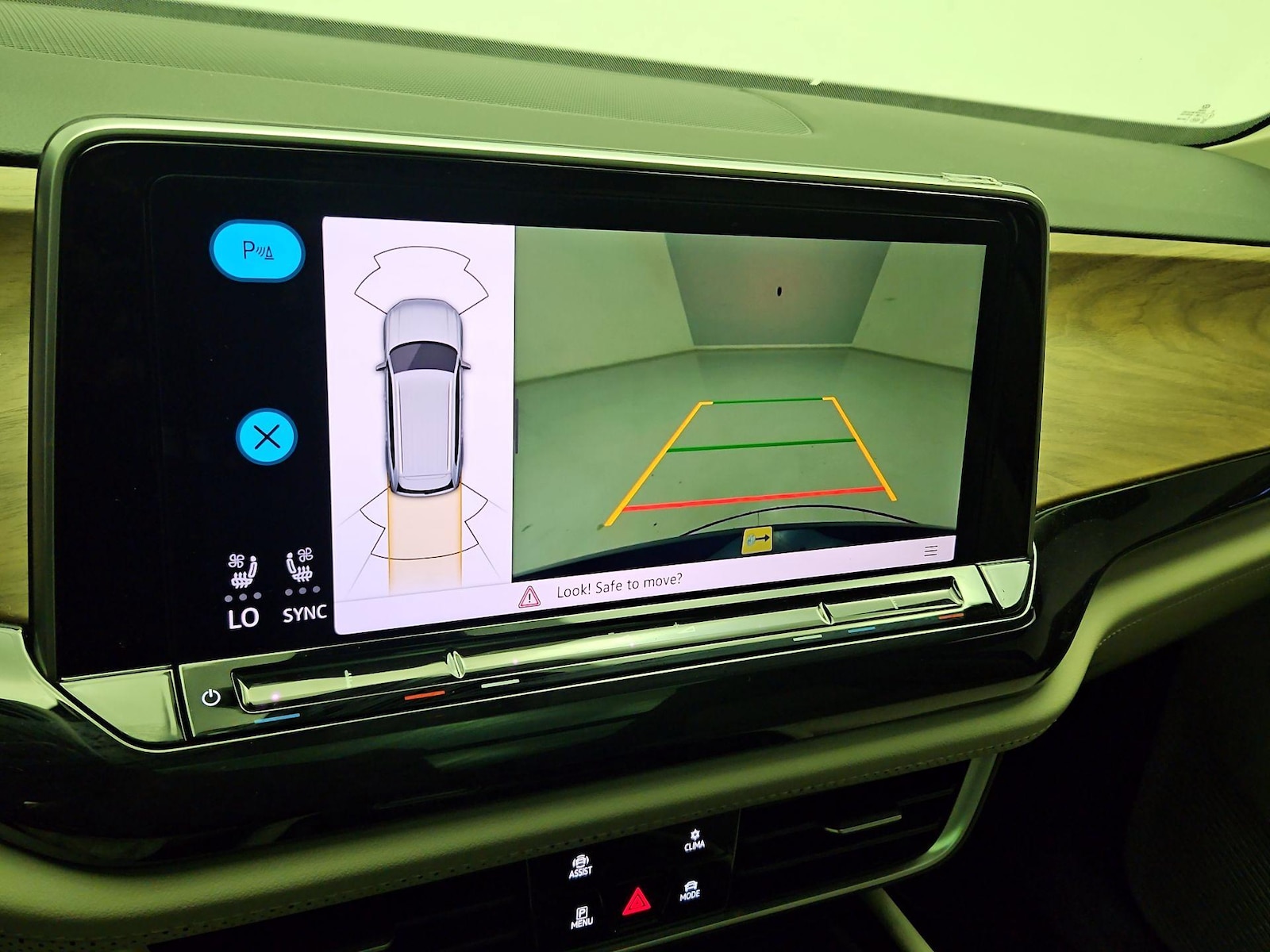 2025 Volkswagen Atlas SE w/Tech - Photo 15