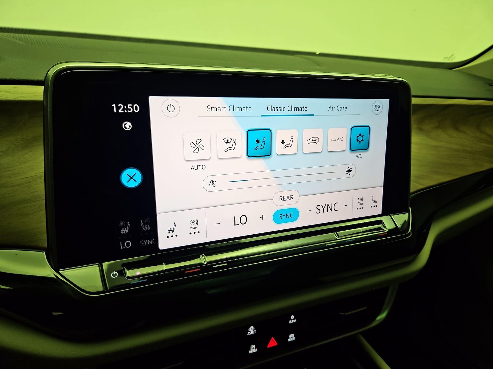 2025 Volkswagen Atlas SE w/Tech - Photo 17