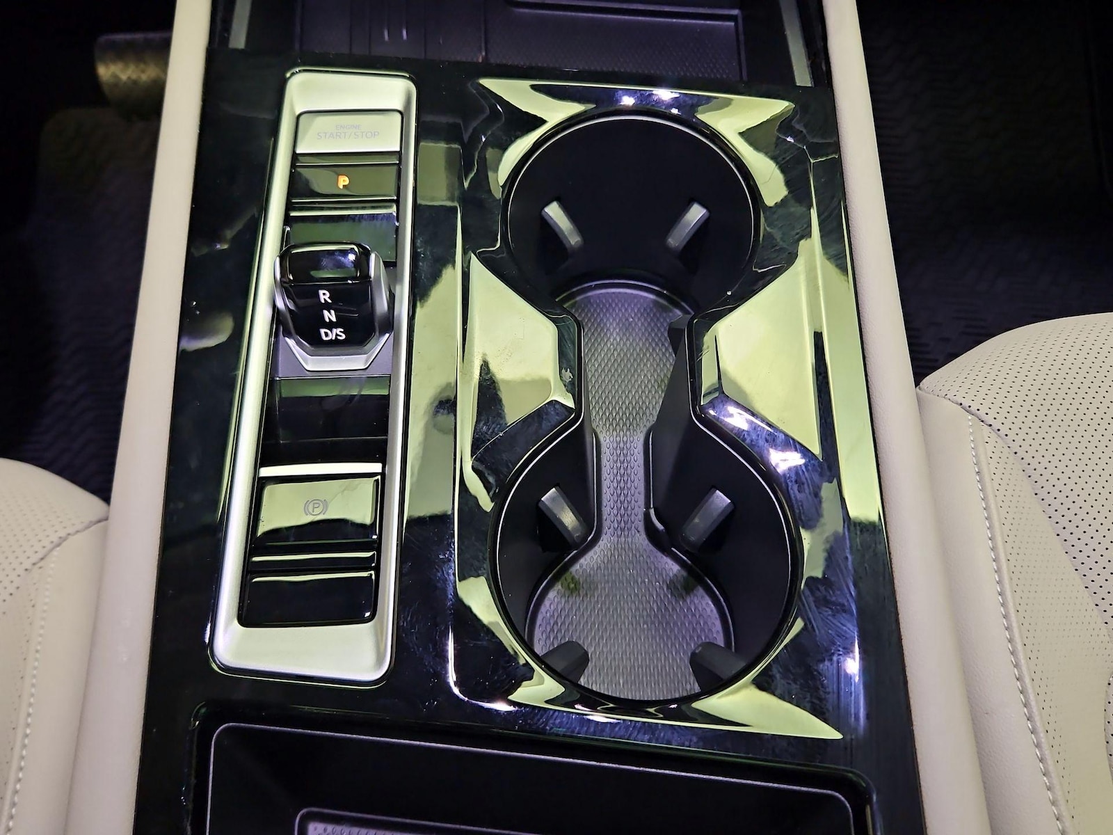 2025 Volkswagen Atlas SE w/Tech - Photo 18