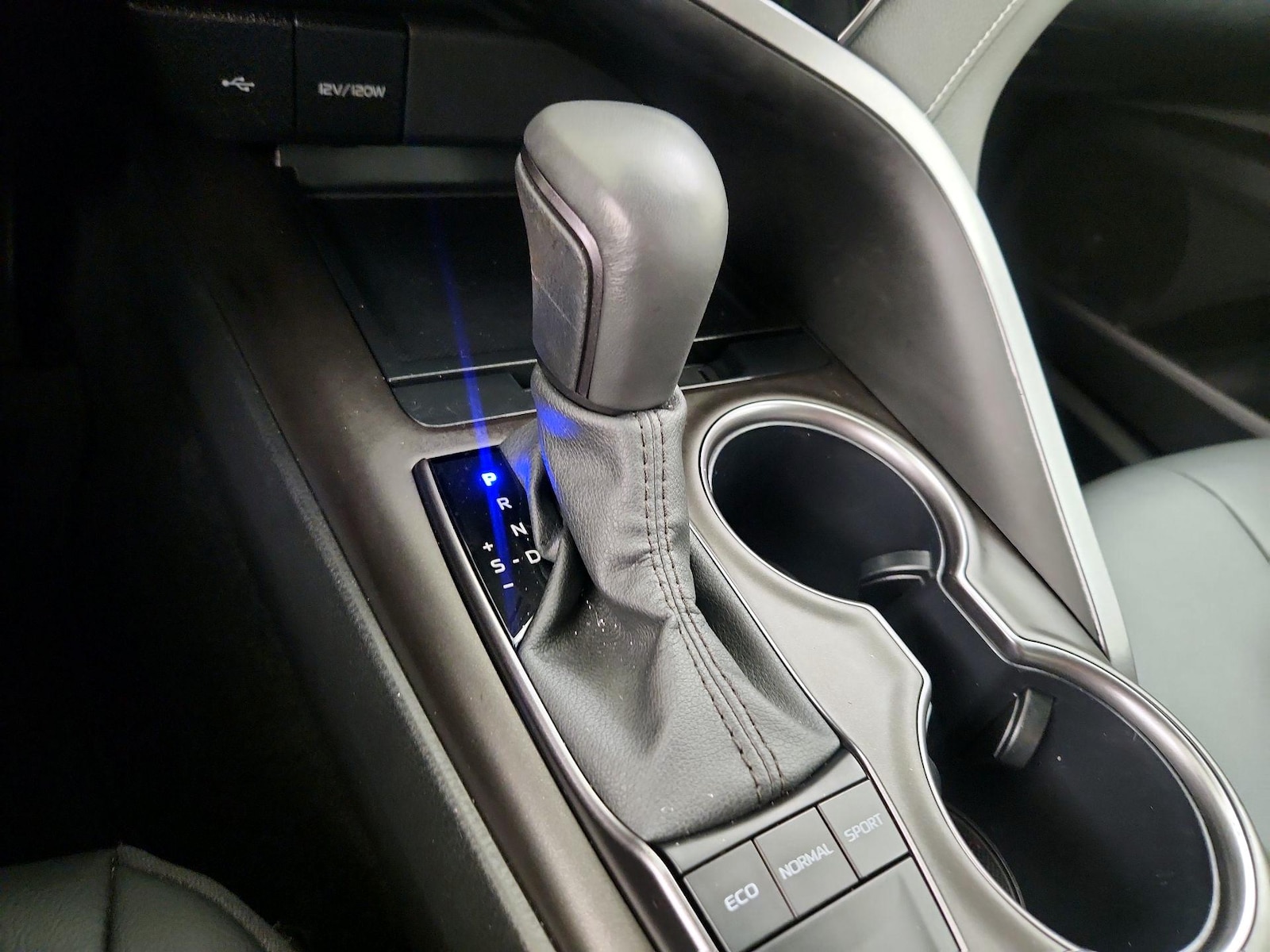 2024 Toyota Camry SE - Photo 18