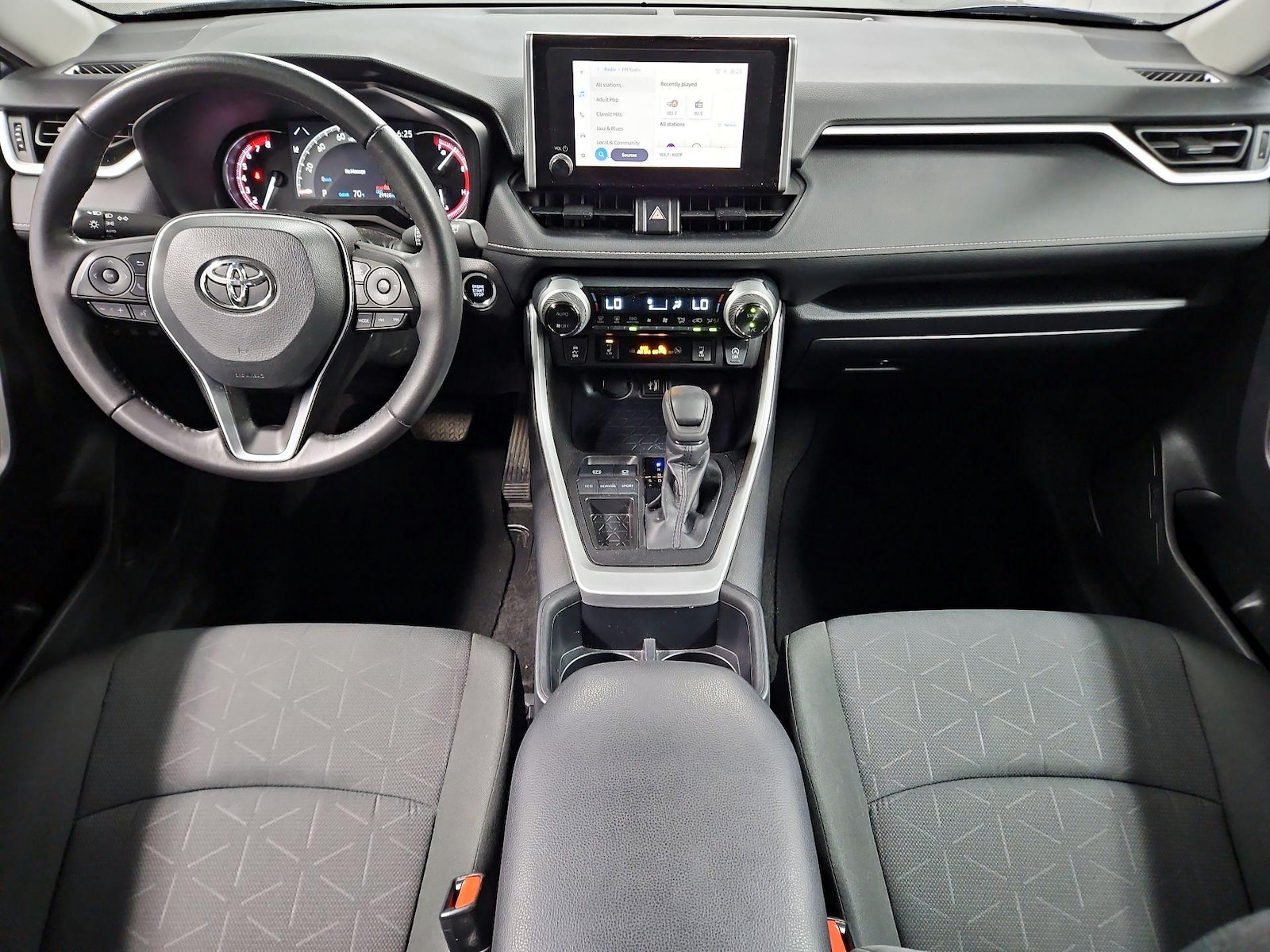 2025 Toyota RAV4 XLE - Photo 10