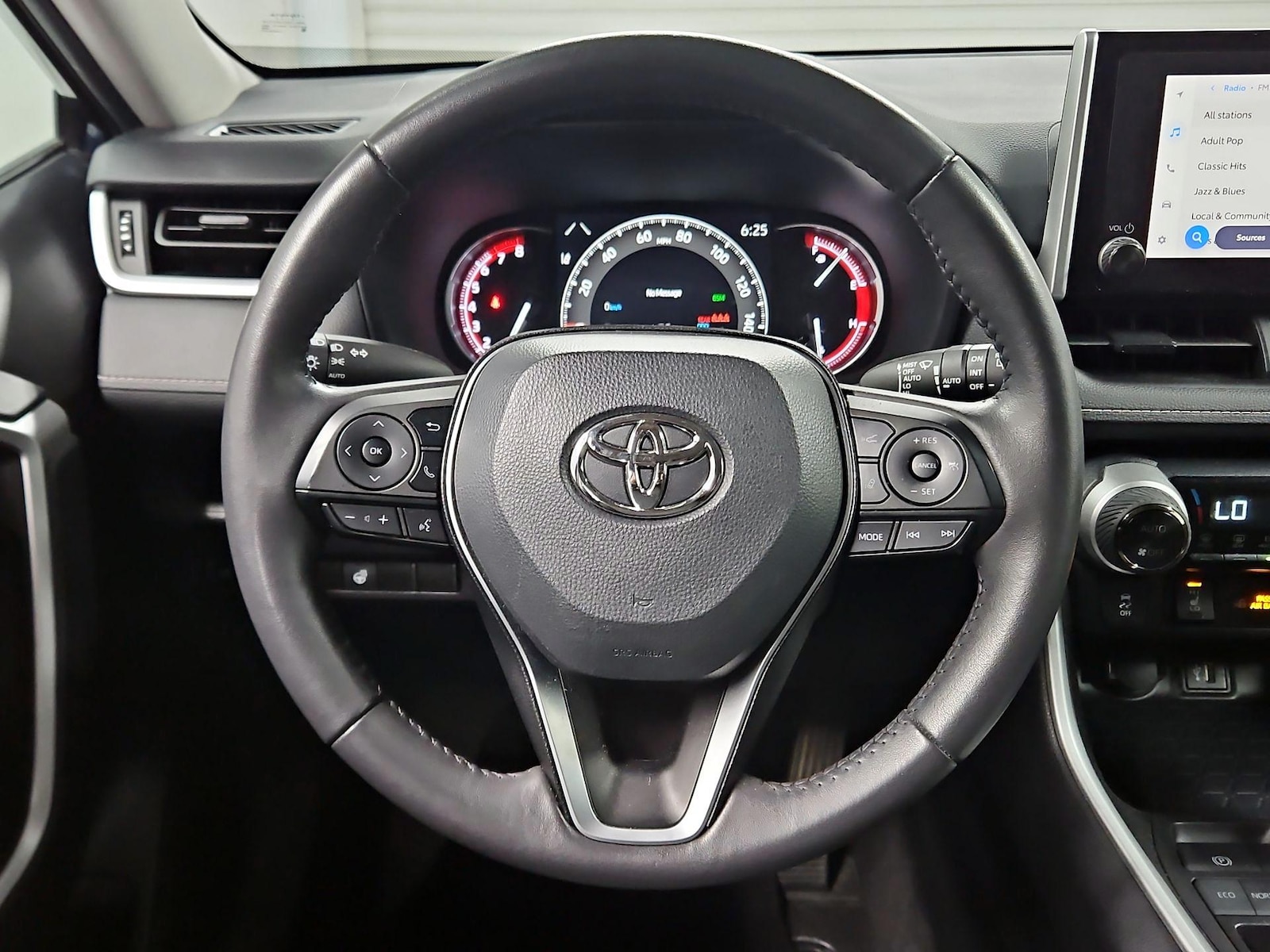 2025 Toyota RAV4 XLE - Photo 11