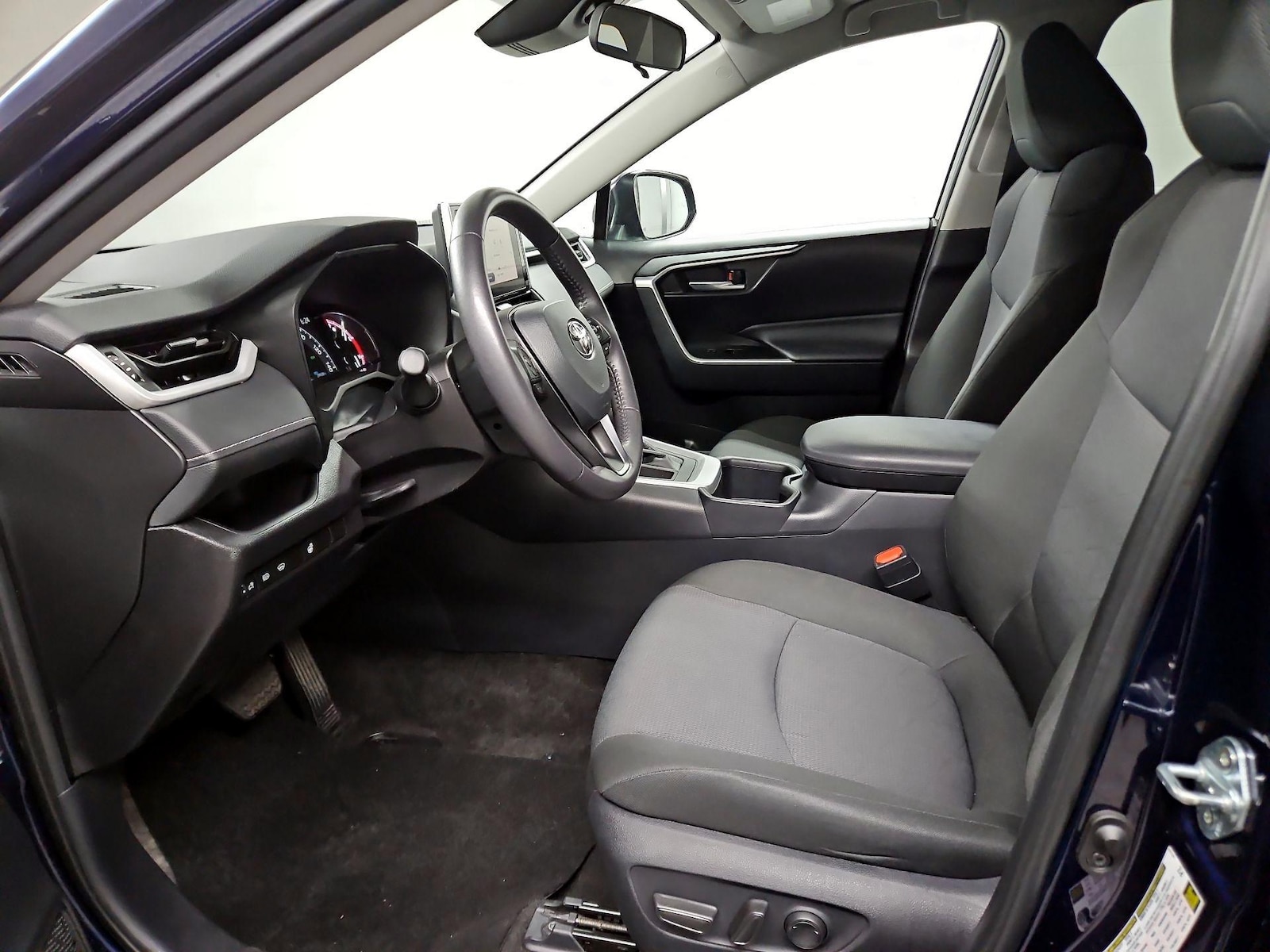 2025 Toyota RAV4 XLE - Photo 12