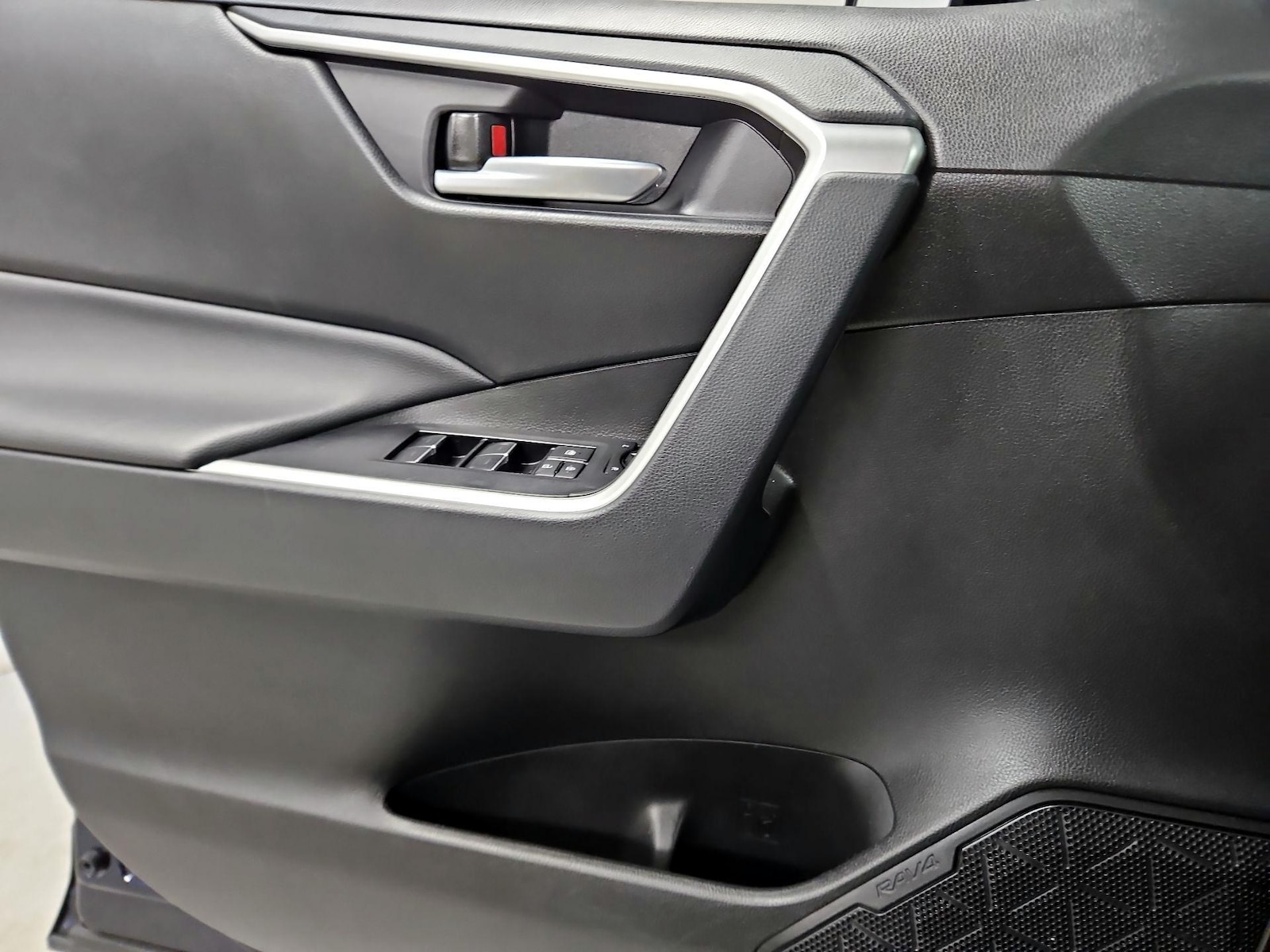 2025 Toyota RAV4 XLE - Photo 13