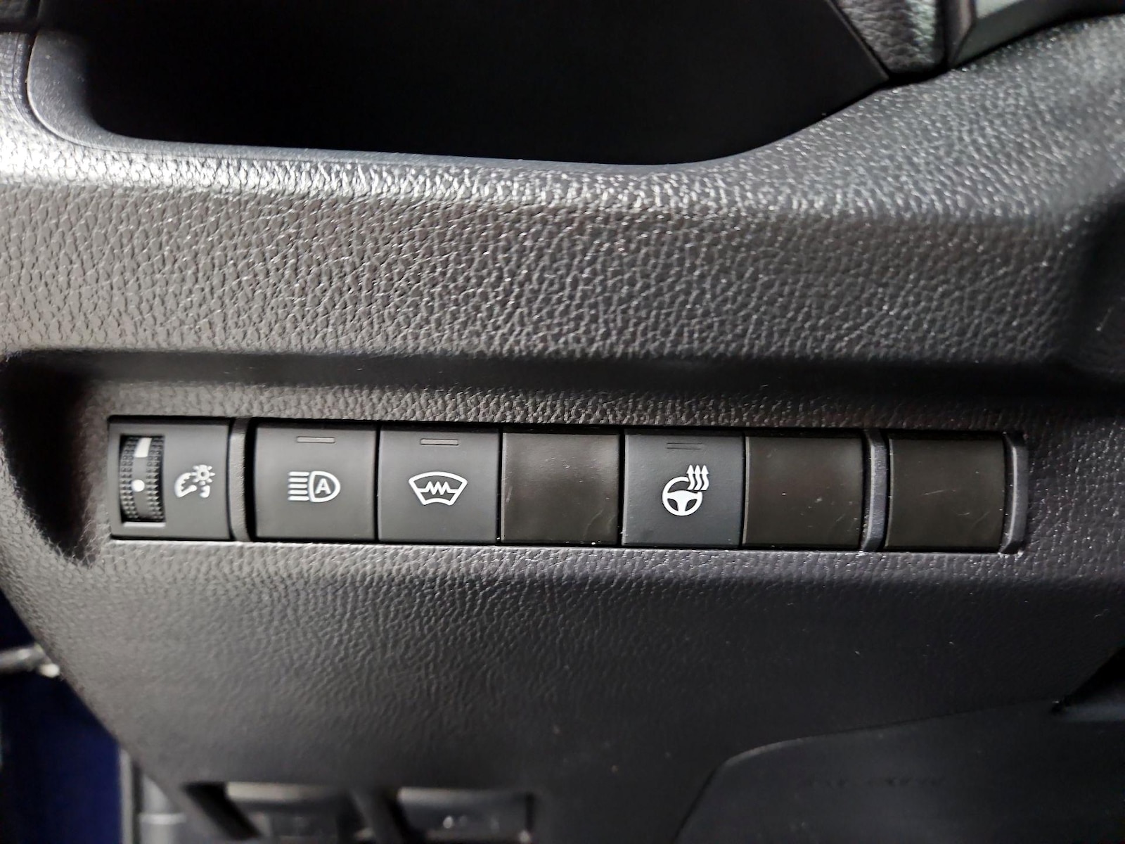 2025 Toyota RAV4 XLE - Photo 14