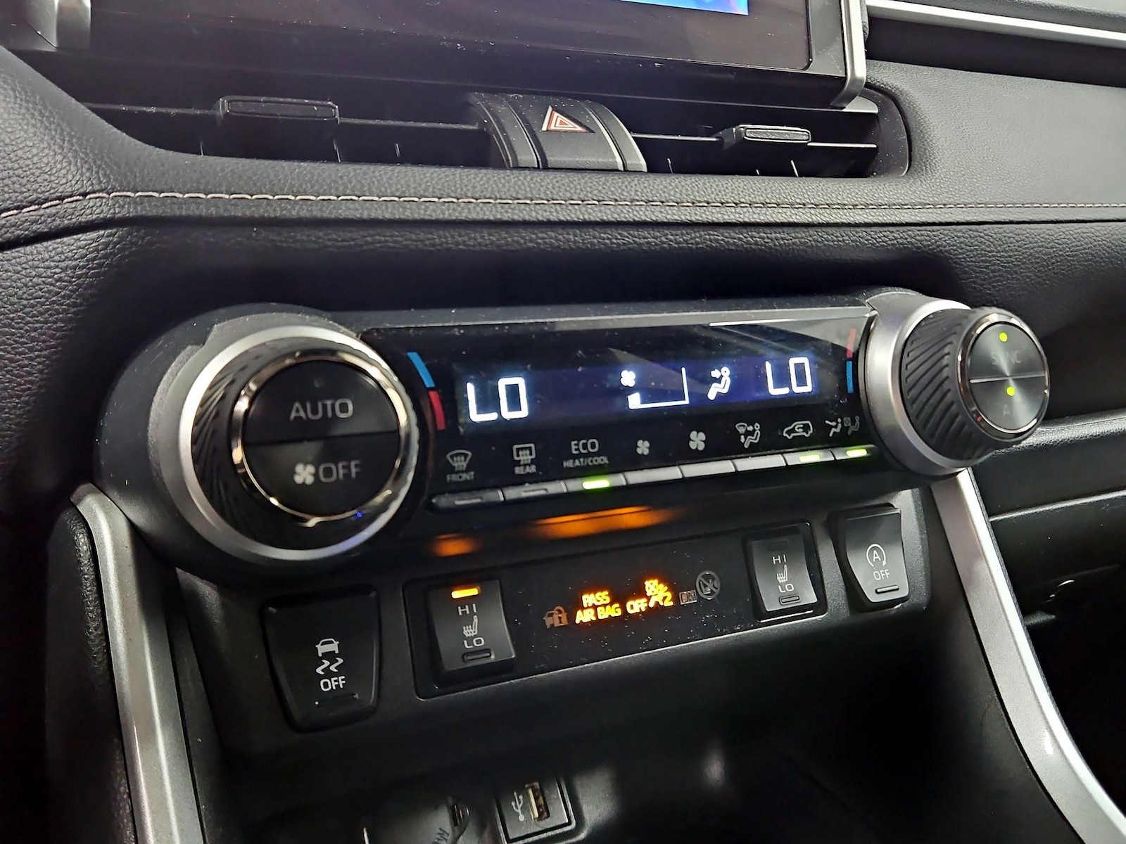 2025 Toyota RAV4 XLE - Photo 17