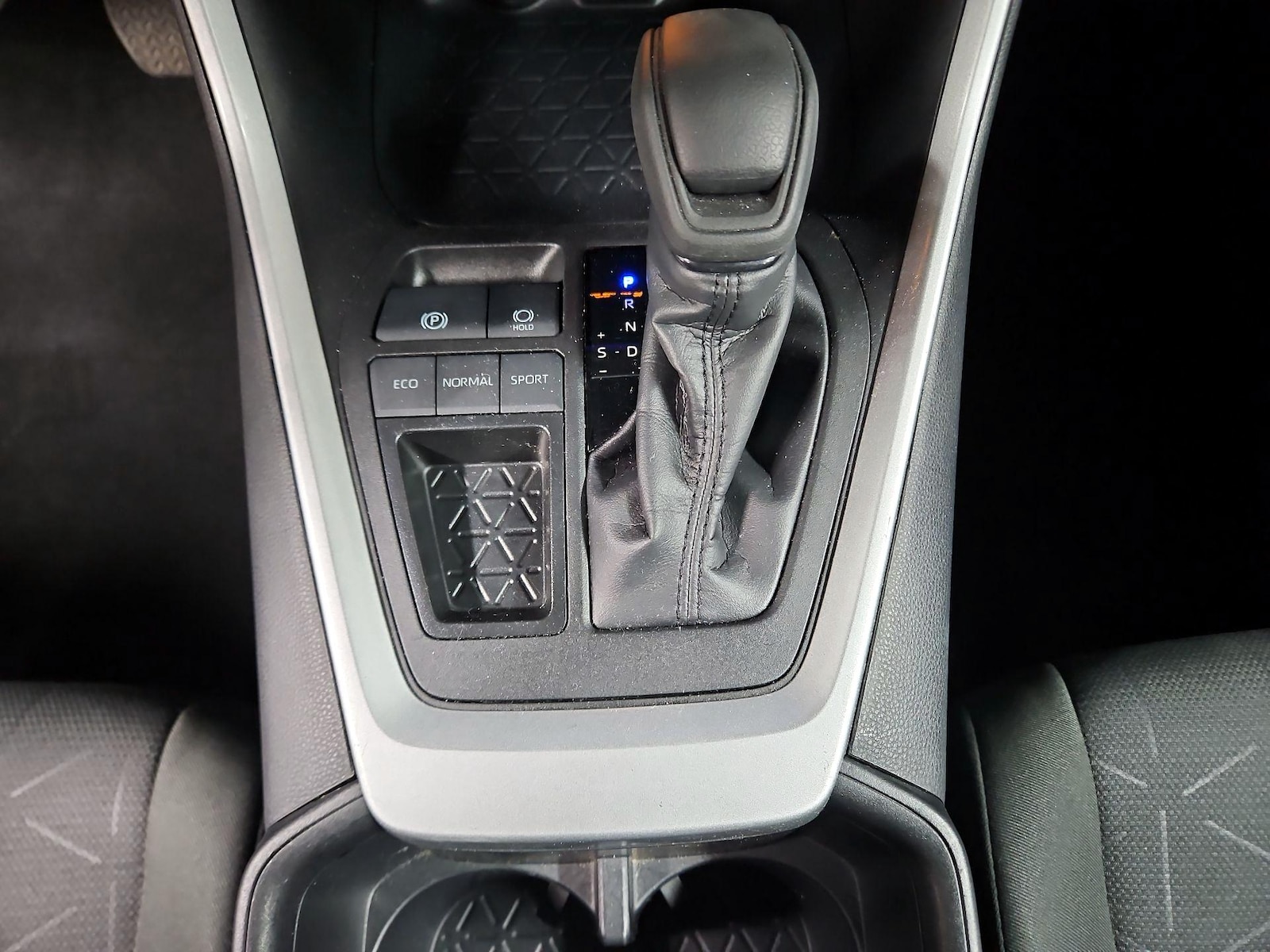 2025 Toyota RAV4 XLE - Photo 18