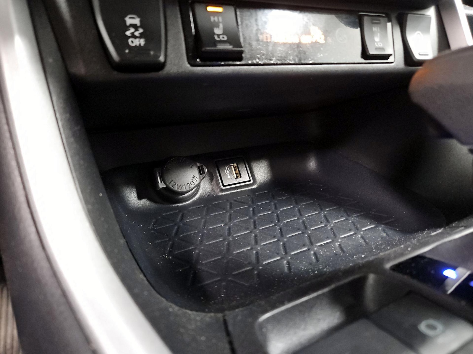2025 Toyota RAV4 XLE - Photo 19