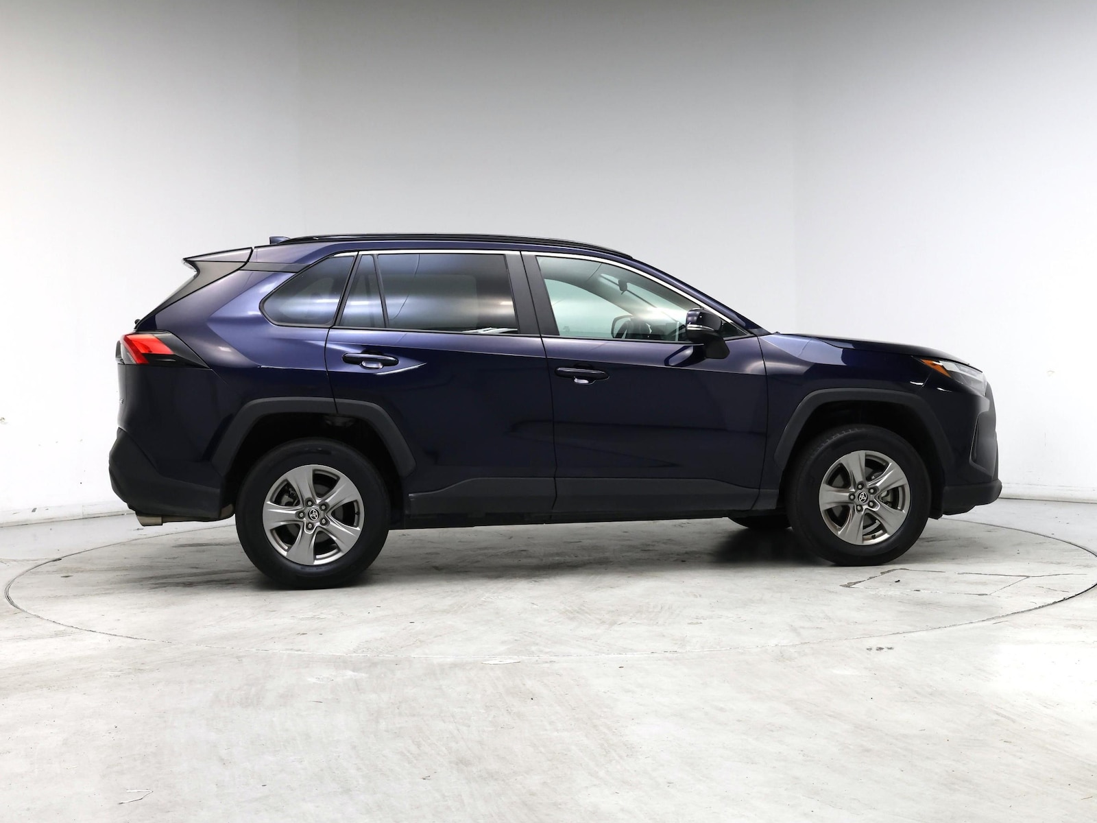 2025 Toyota RAV4 XLE - Photo 8