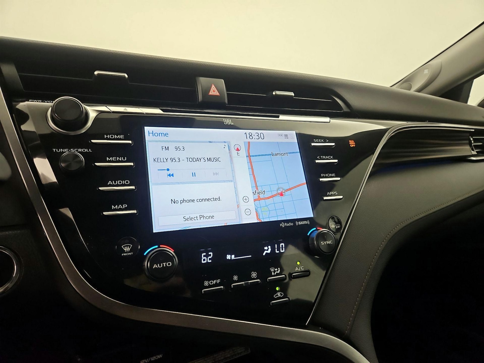 2020 Toyota Camry XLE - Photo 16