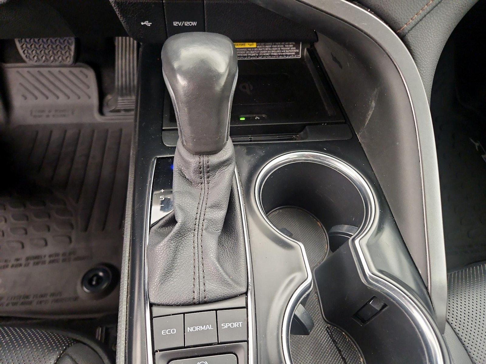 2020 Toyota Camry XLE - Photo 18