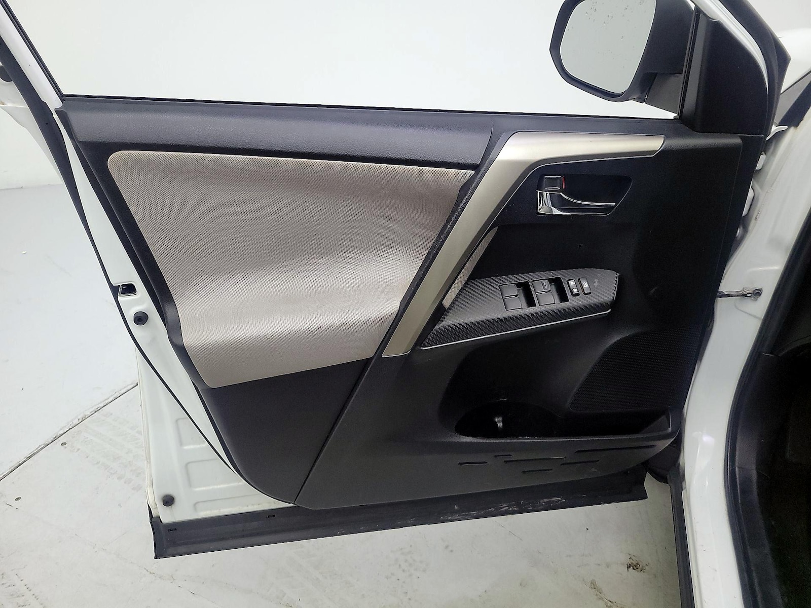 2015 Toyota RAV4 XLE - Photo 13