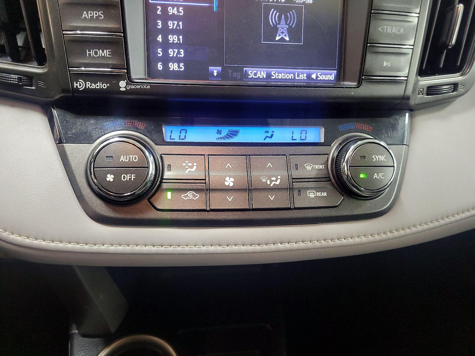 2015 Toyota RAV4 XLE - Photo 17