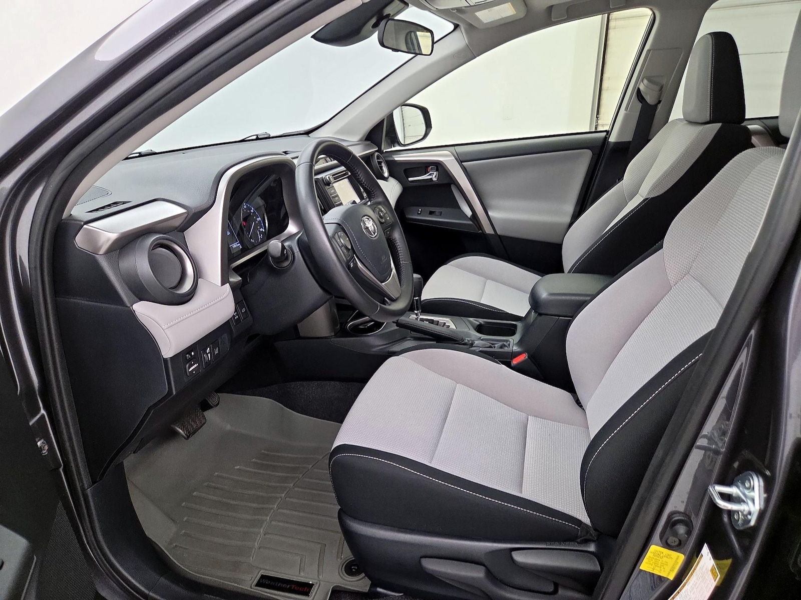 2018 Toyota RAV4 XLE - Photo 12