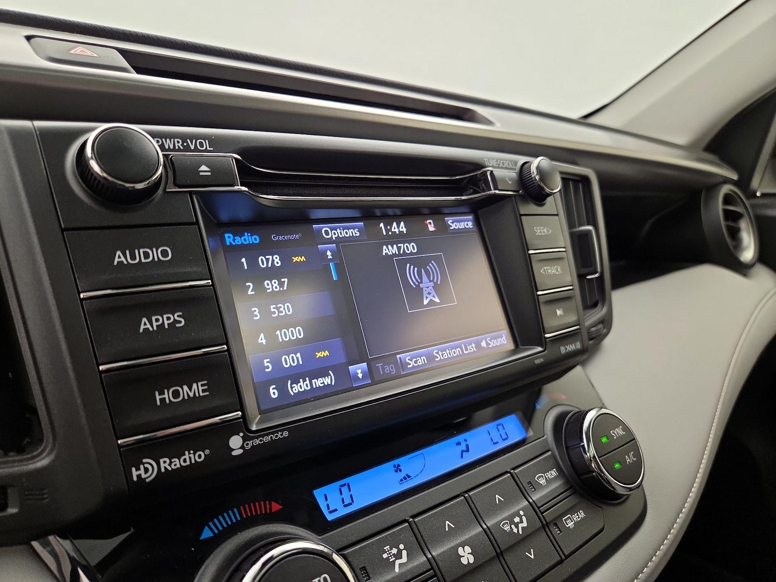 2018 Toyota RAV4 XLE - Photo 16