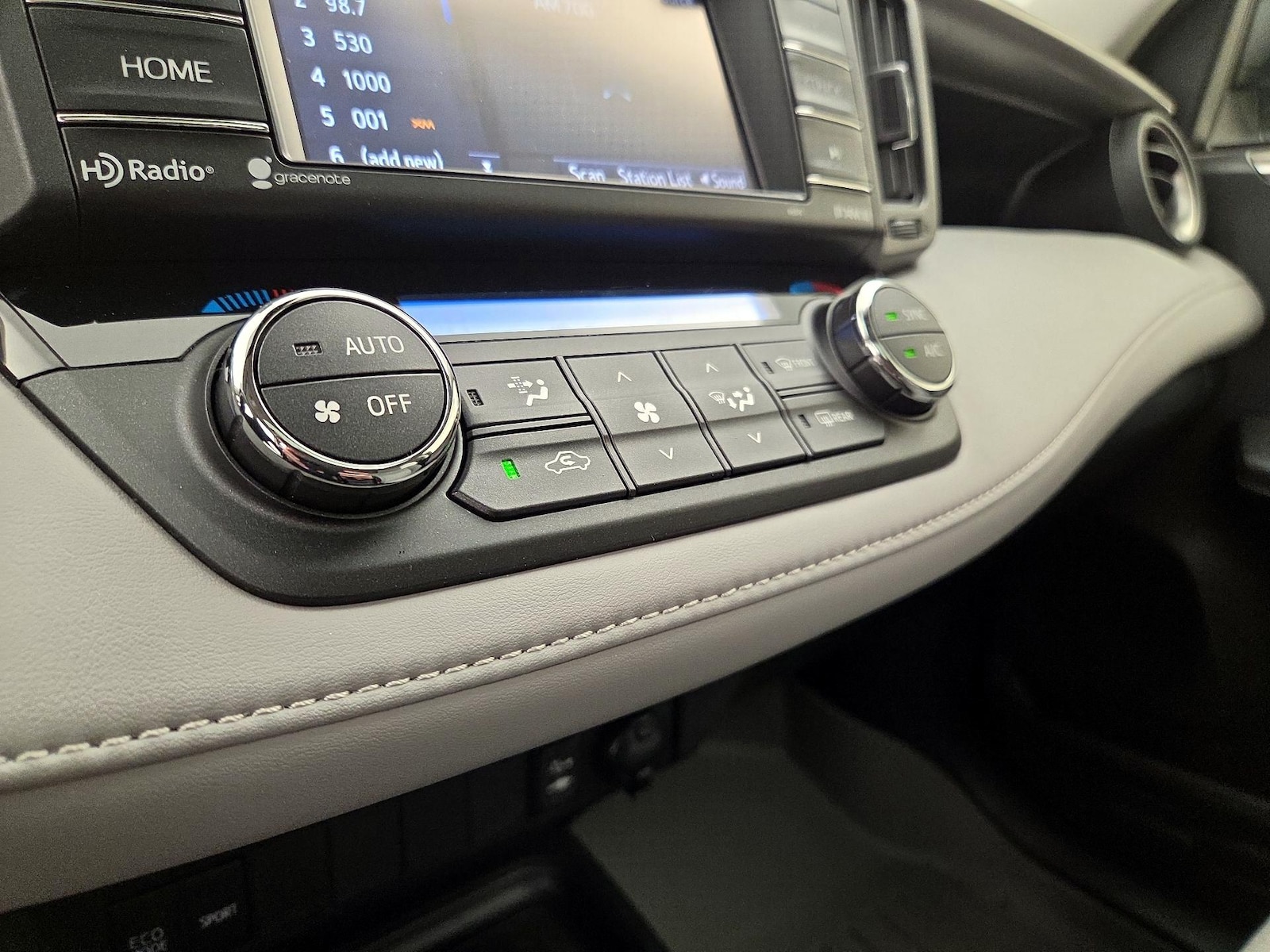 2018 Toyota RAV4 XLE - Photo 17