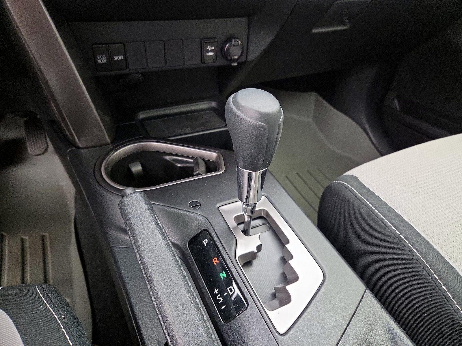 2018 Toyota RAV4 XLE - Photo 18