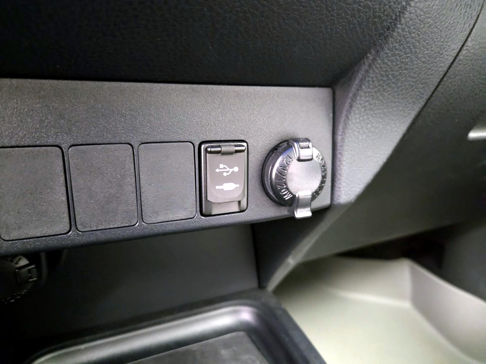 2018 Toyota RAV4 XLE - Photo 19