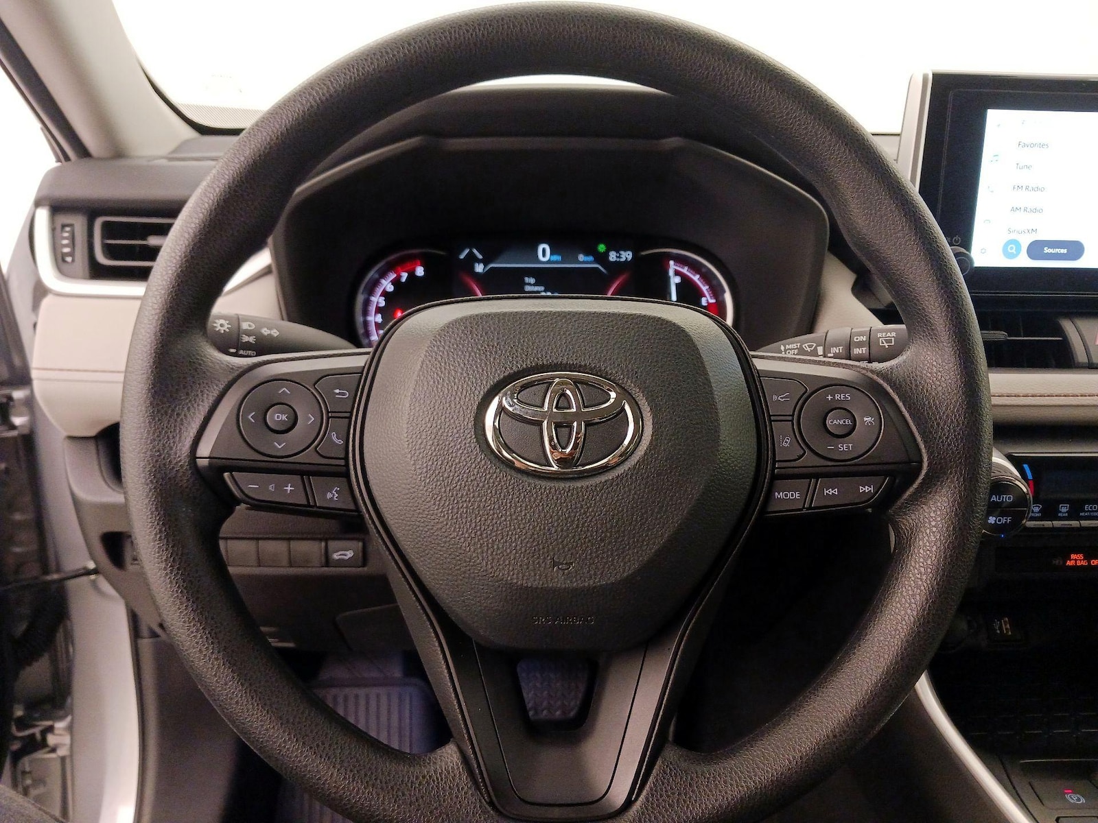 2025 Toyota RAV4 XLE - Photo 11