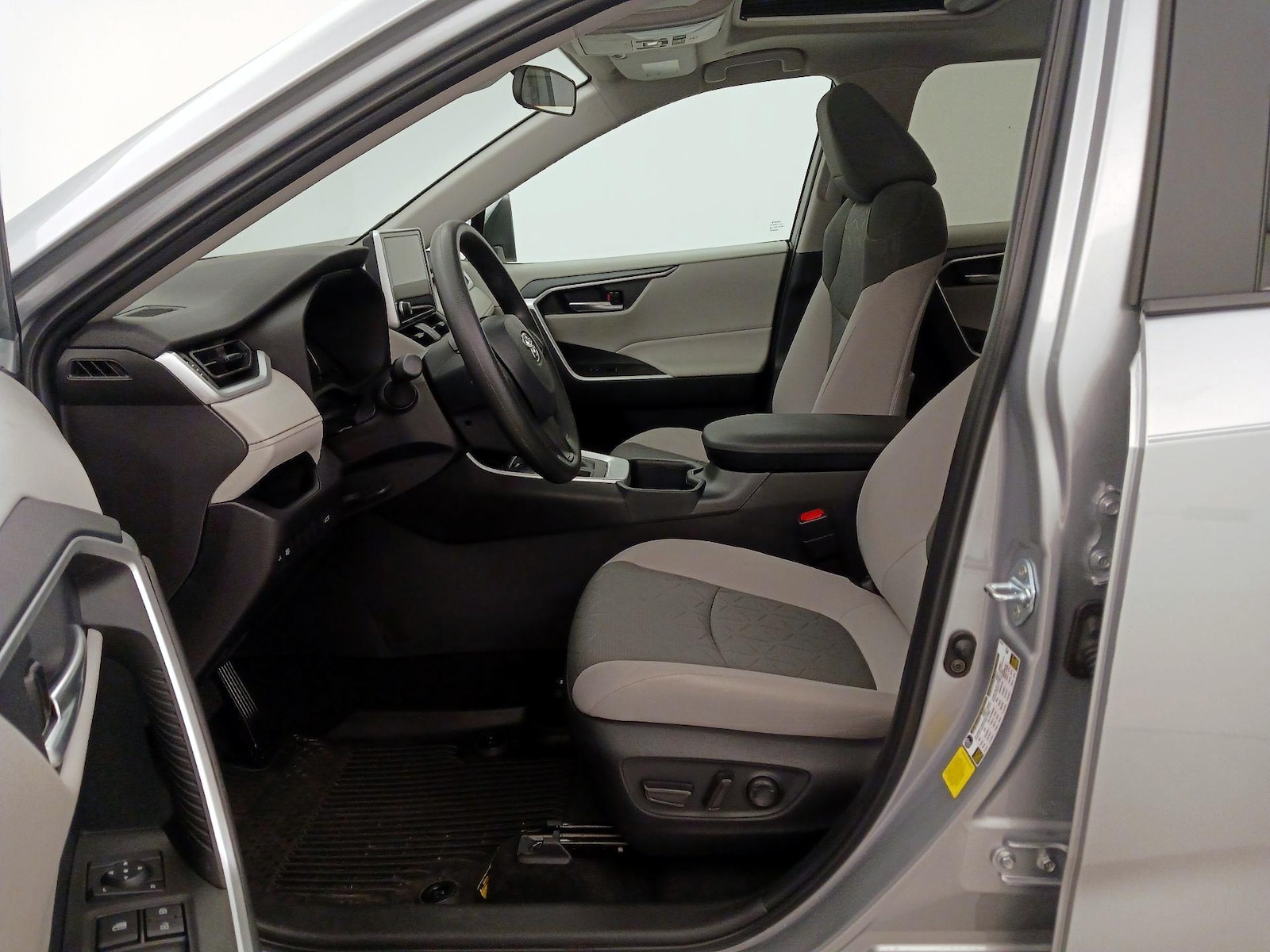 2025 Toyota RAV4 XLE - Photo 12