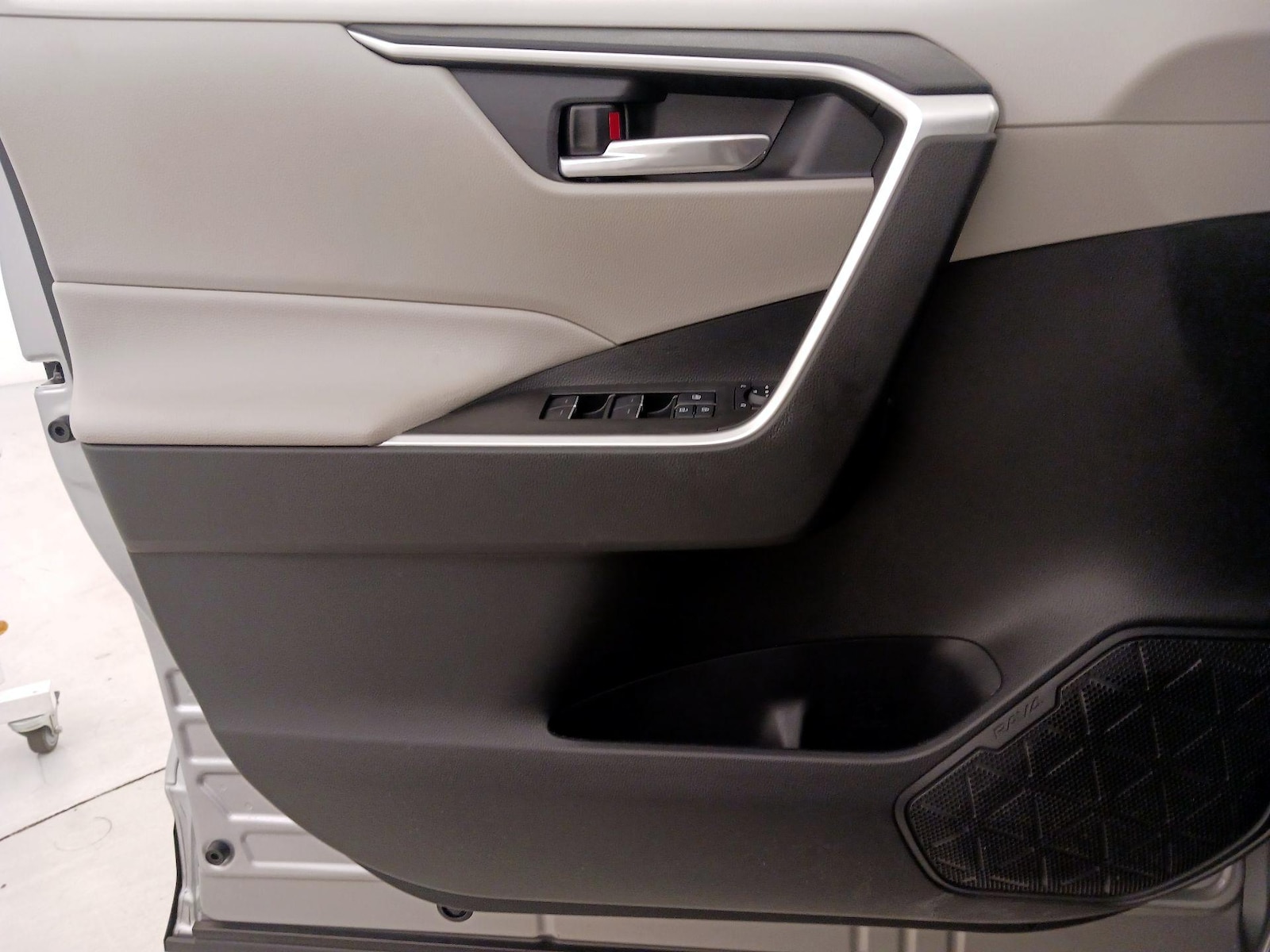 2025 Toyota RAV4 XLE - Photo 13