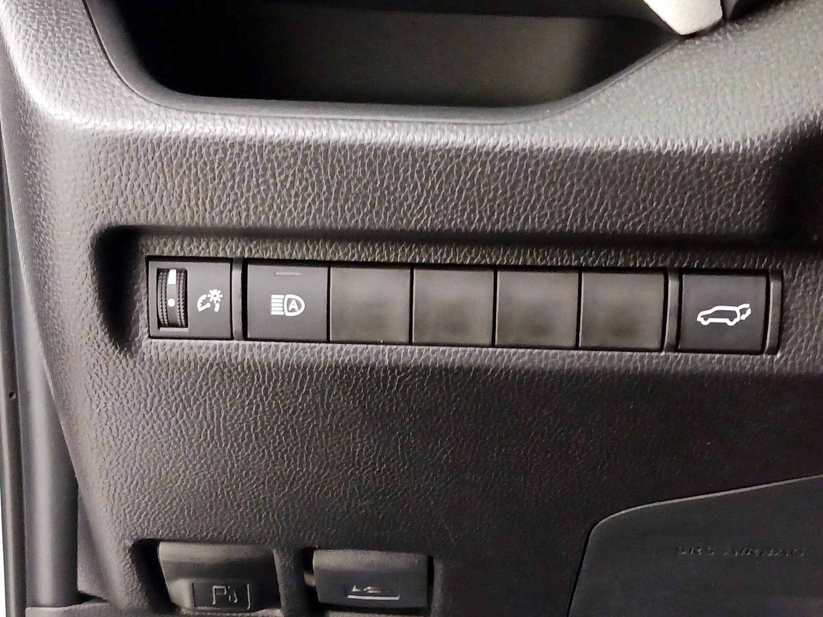 2025 Toyota RAV4 XLE - Photo 14