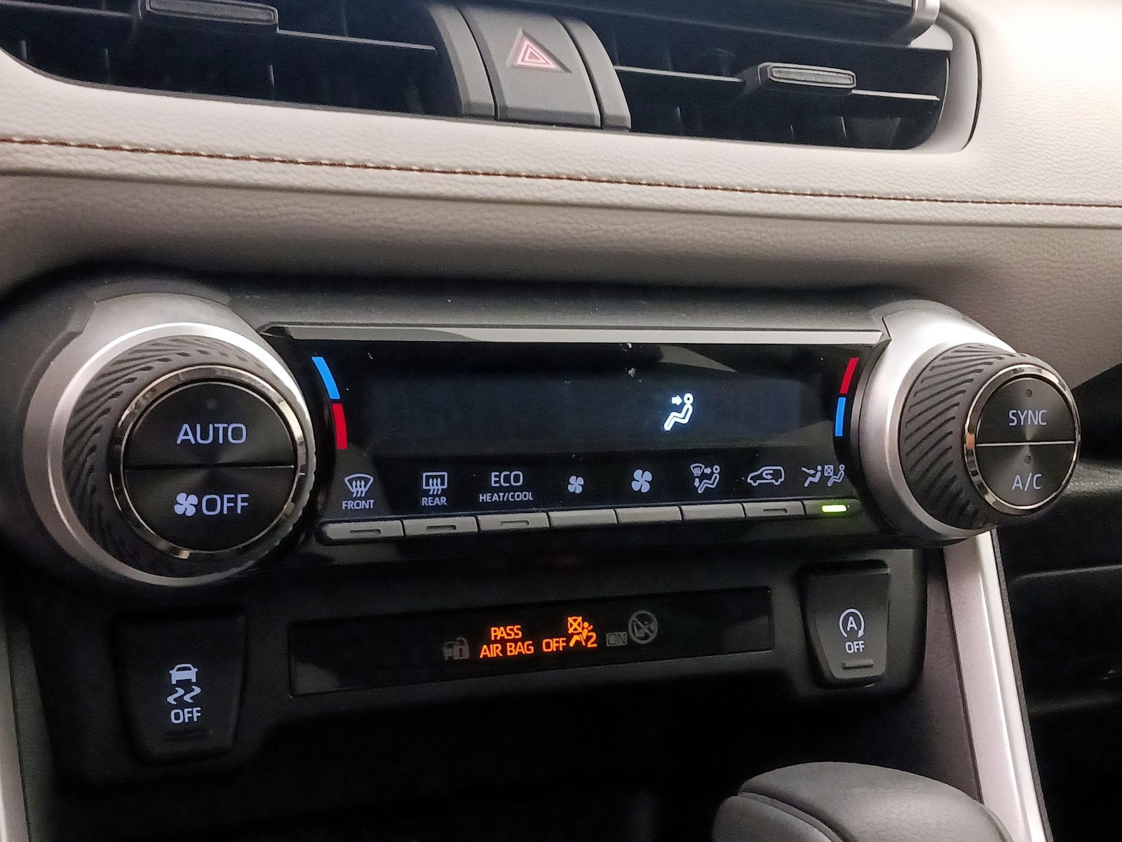 2025 Toyota RAV4 XLE - Photo 17