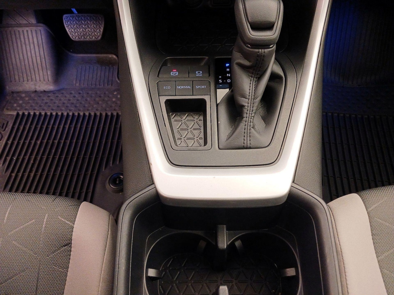 2025 Toyota RAV4 XLE - Photo 18