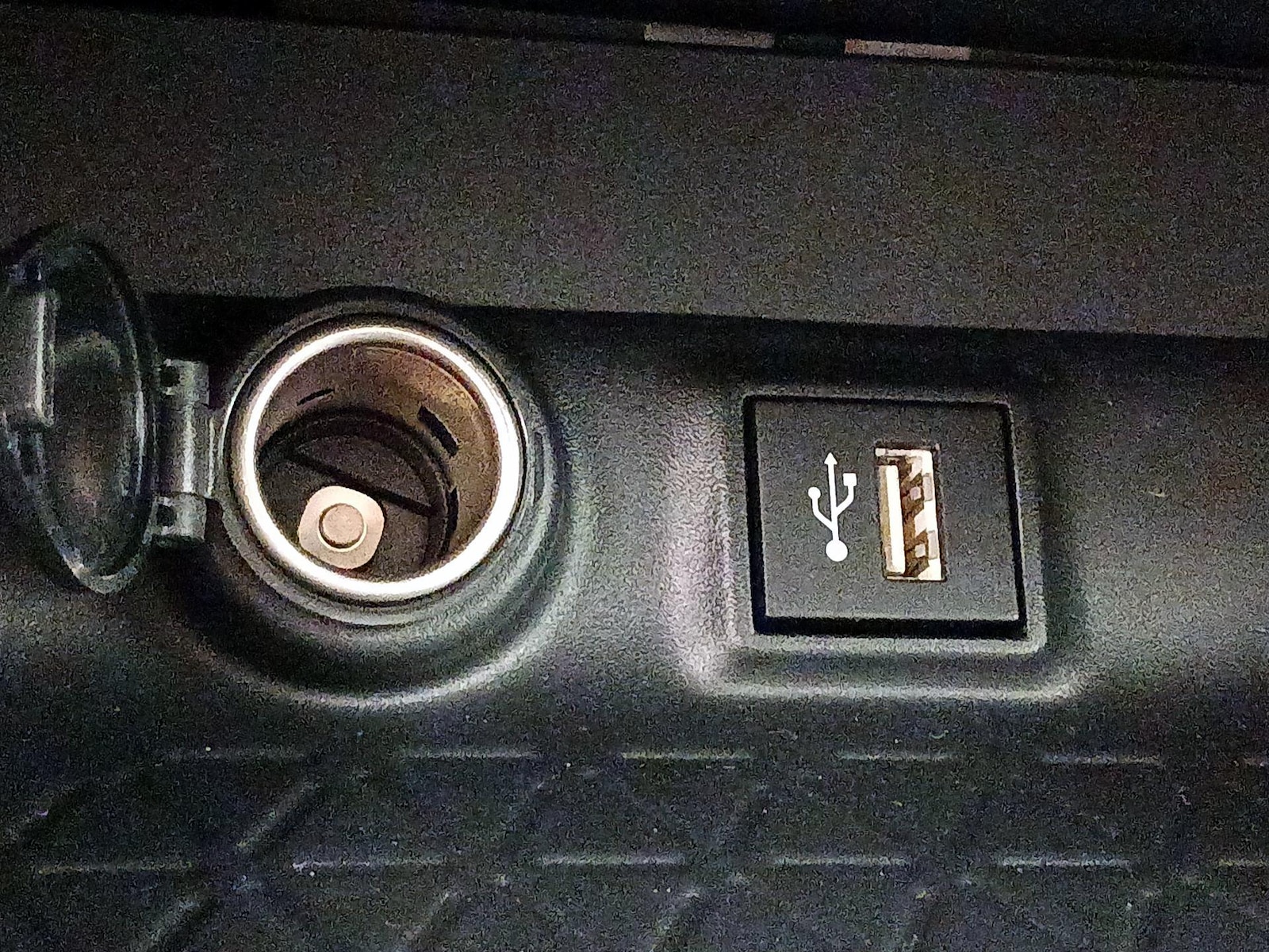 2025 Toyota RAV4 XLE - Photo 19