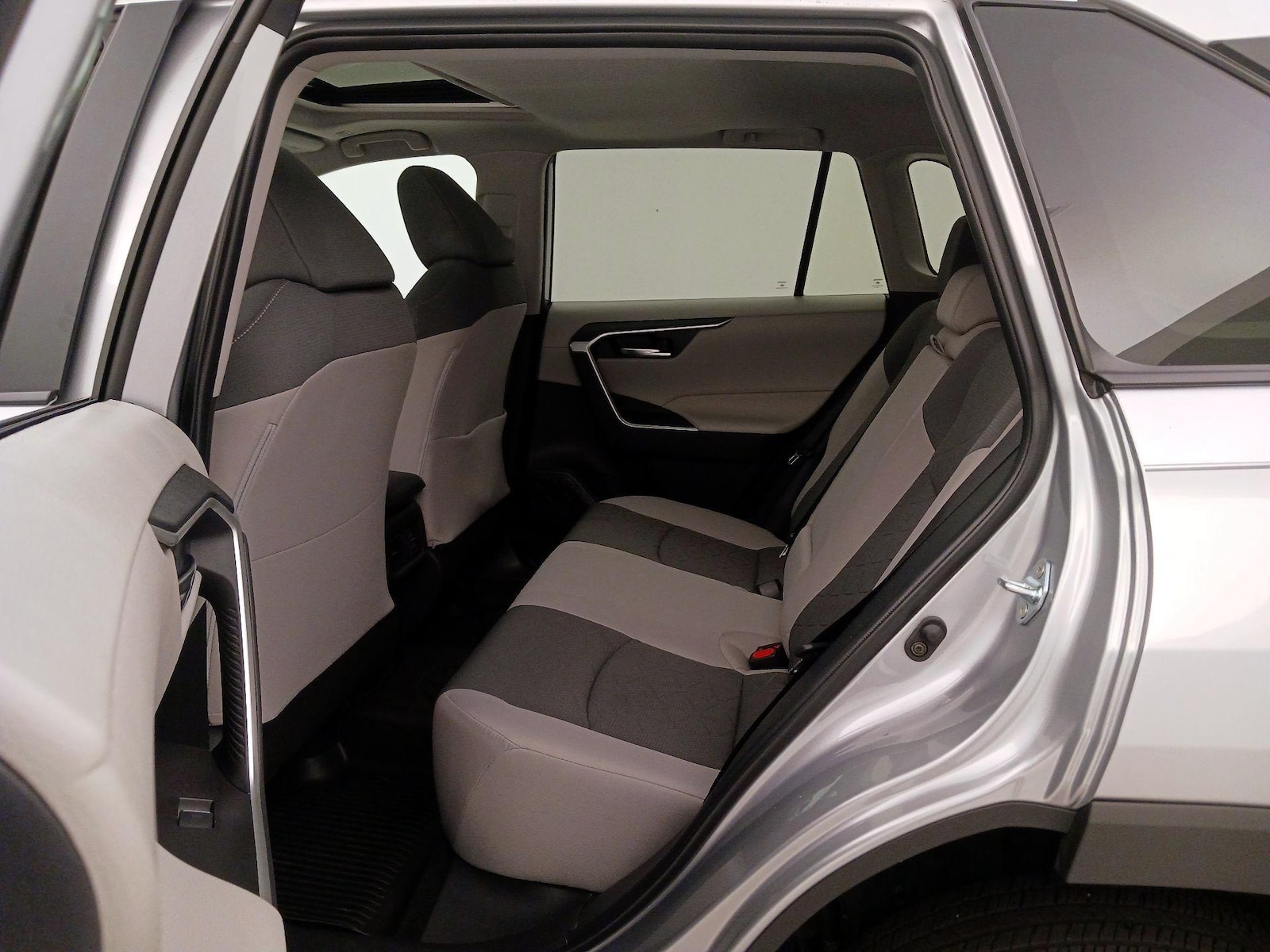 2025 Toyota RAV4 XLE - Photo 21