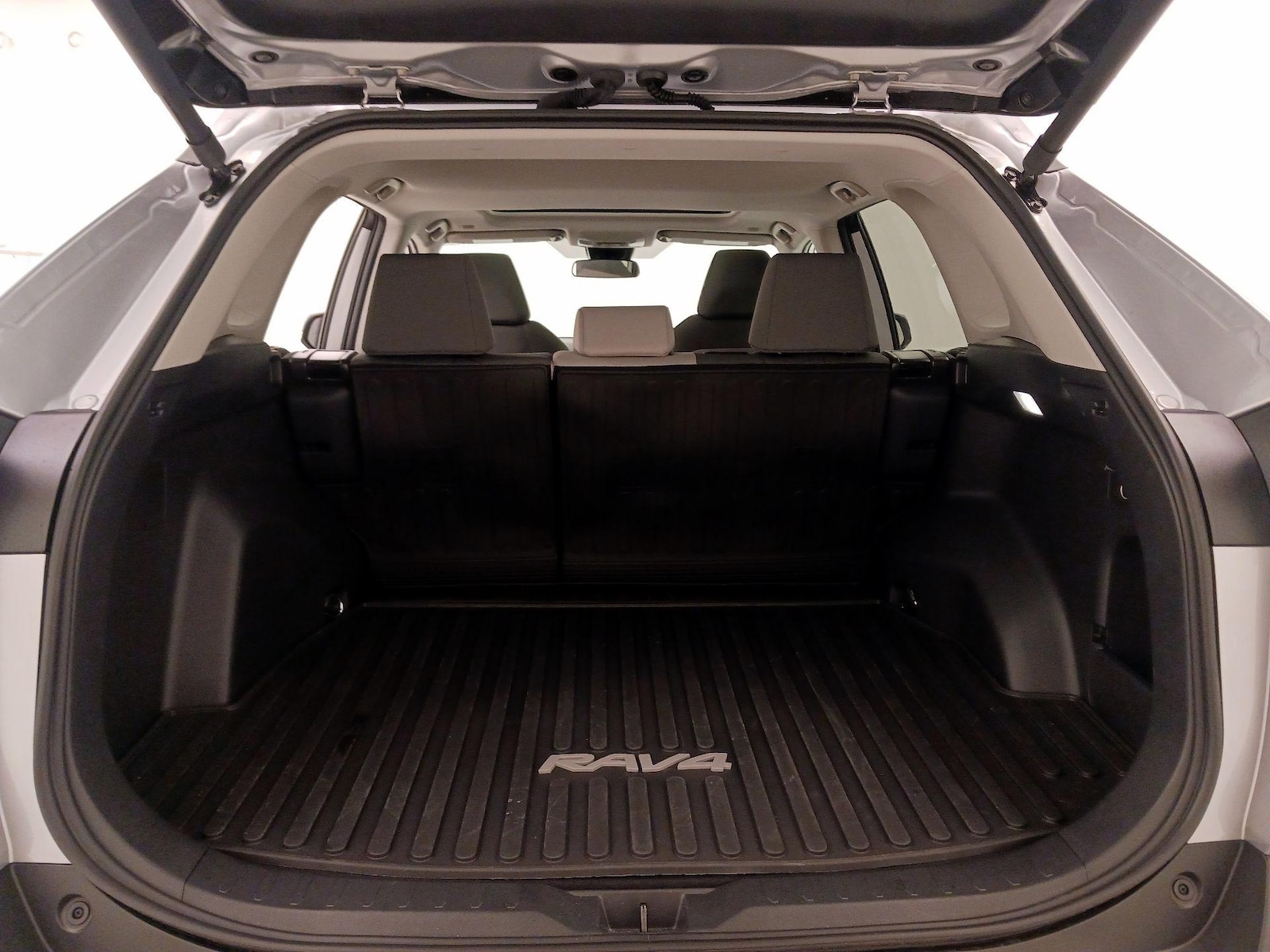 2025 Toyota RAV4 XLE - Photo 22