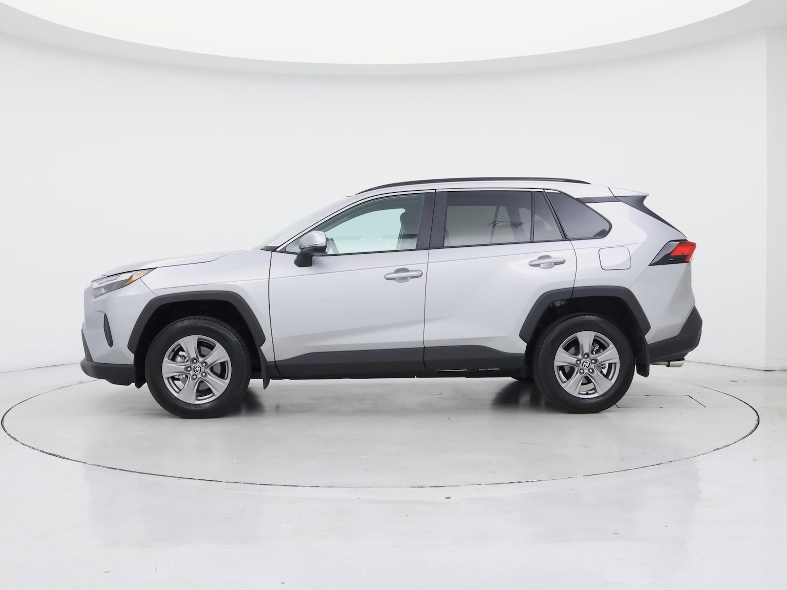 2025 Toyota RAV4 XLE - Photo 4