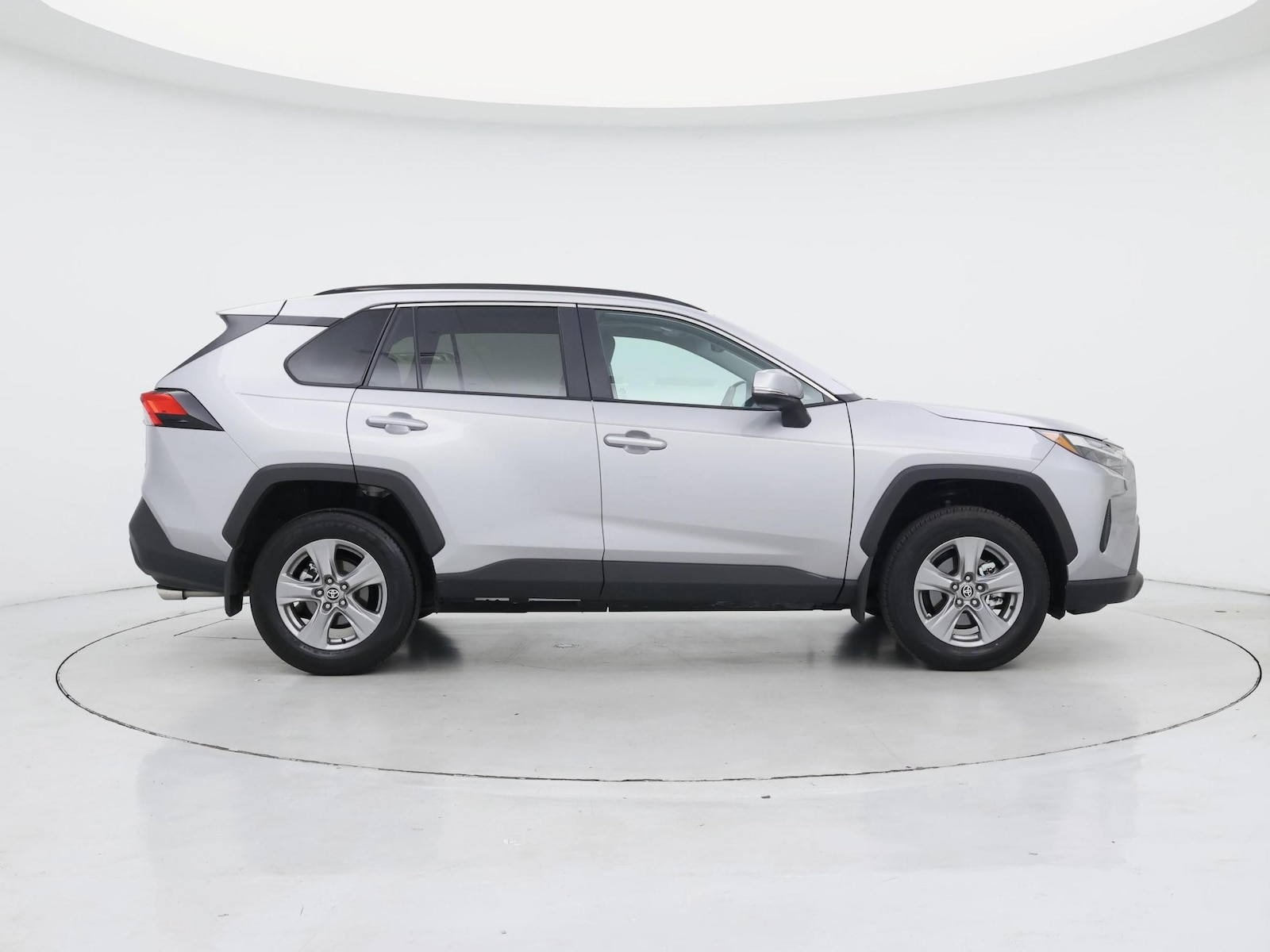 2025 Toyota RAV4 XLE - Photo 8