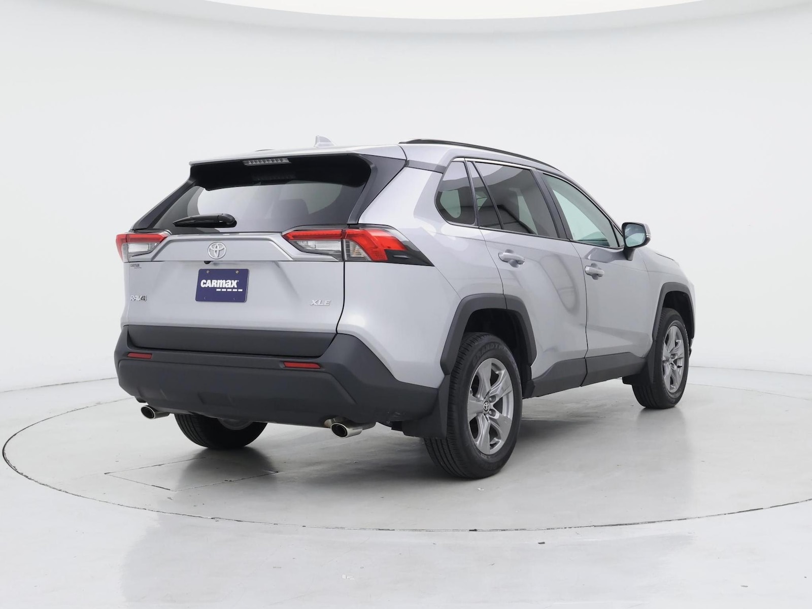 2025 Toyota RAV4 XLE - Photo 9