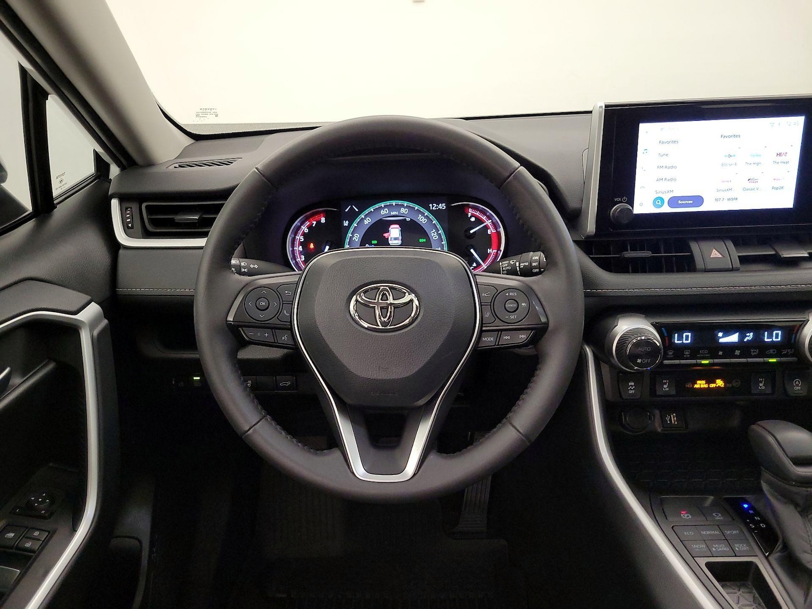 2025 Toyota RAV4 XLE - Photo 11