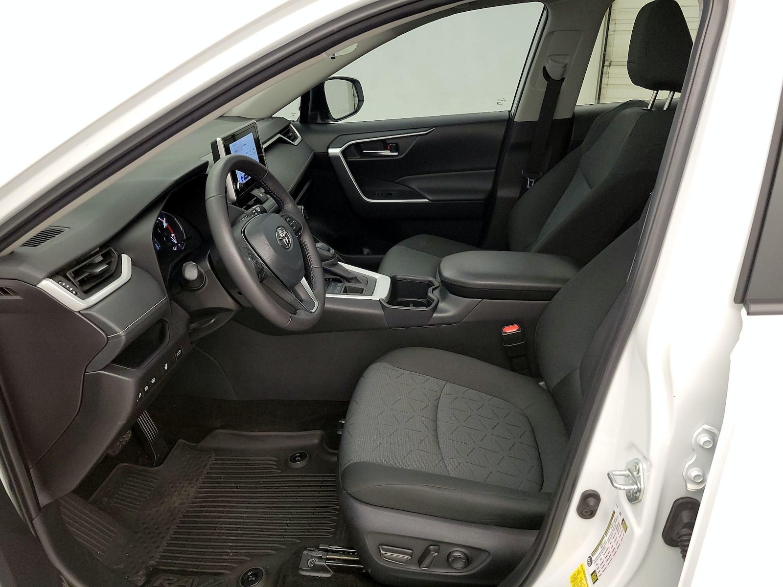 2025 Toyota RAV4 XLE - Photo 12