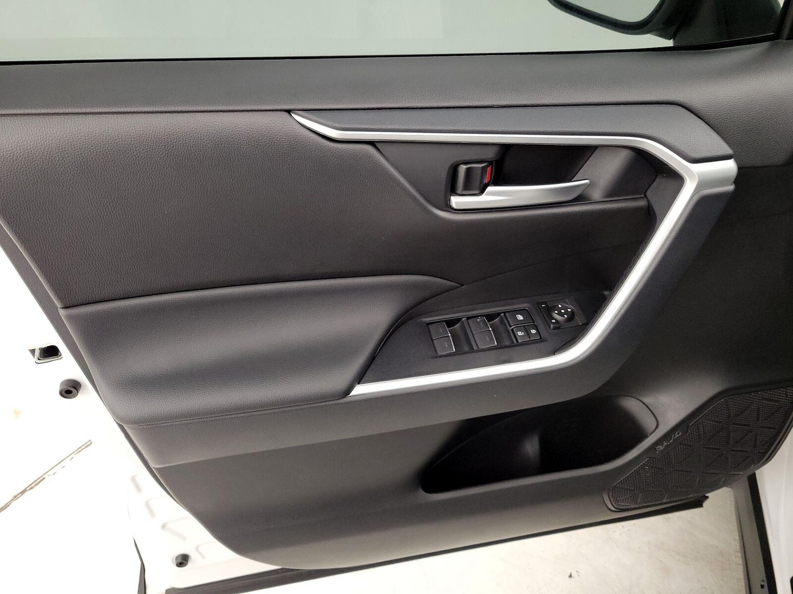 2025 Toyota RAV4 XLE - Photo 13