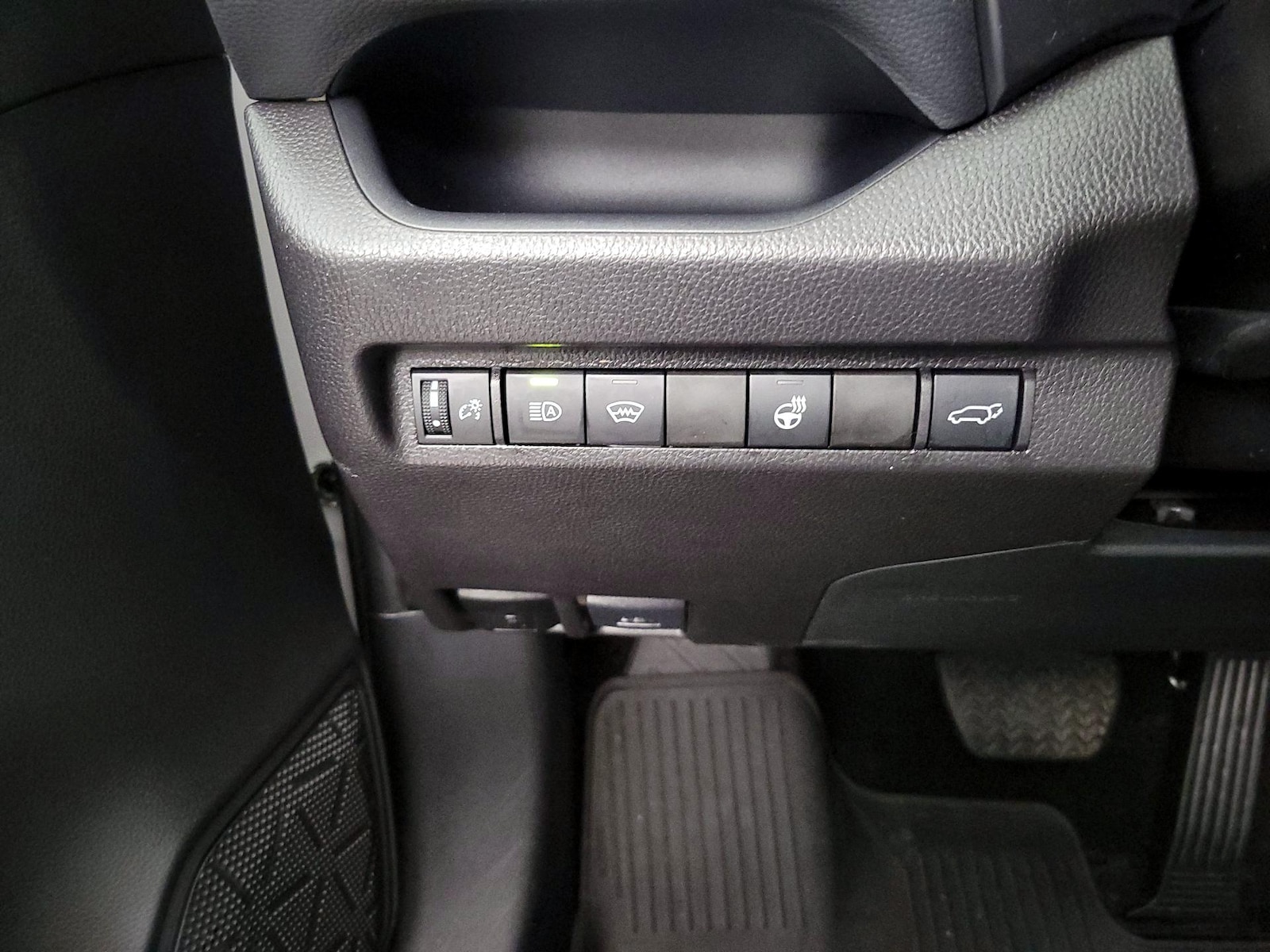 2025 Toyota RAV4 XLE - Photo 14