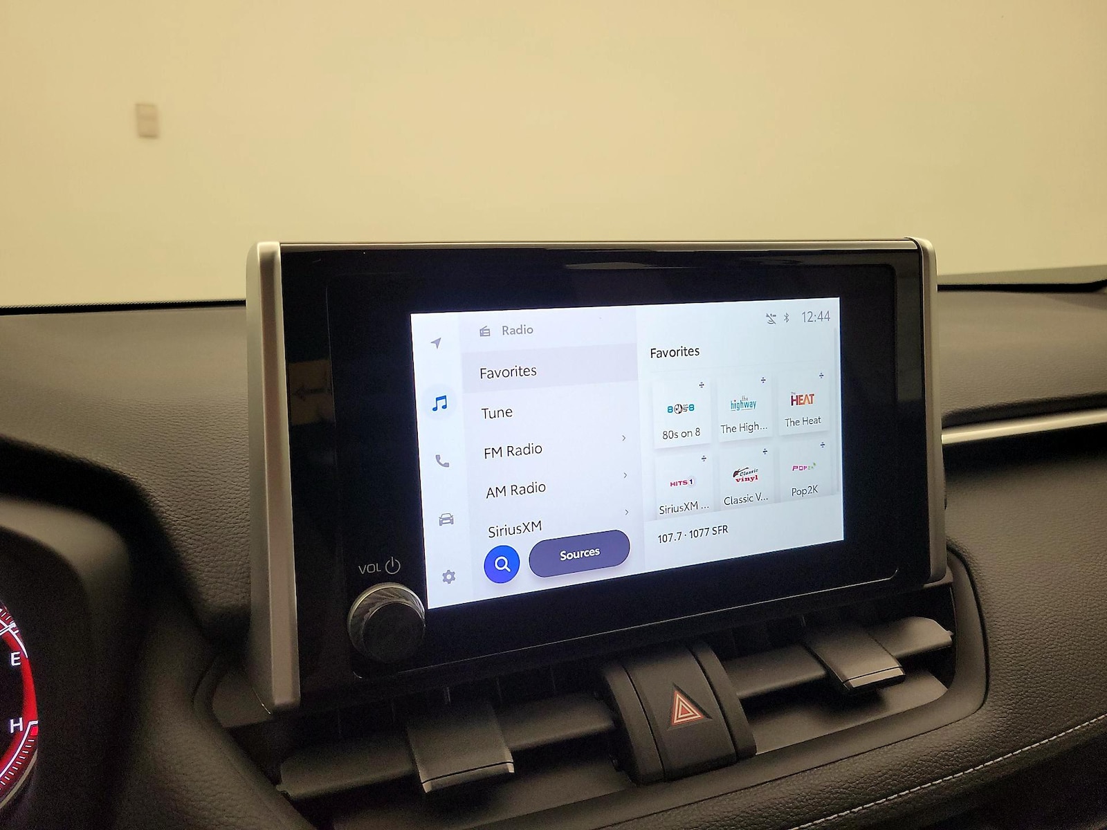 2025 Toyota RAV4 XLE - Photo 16