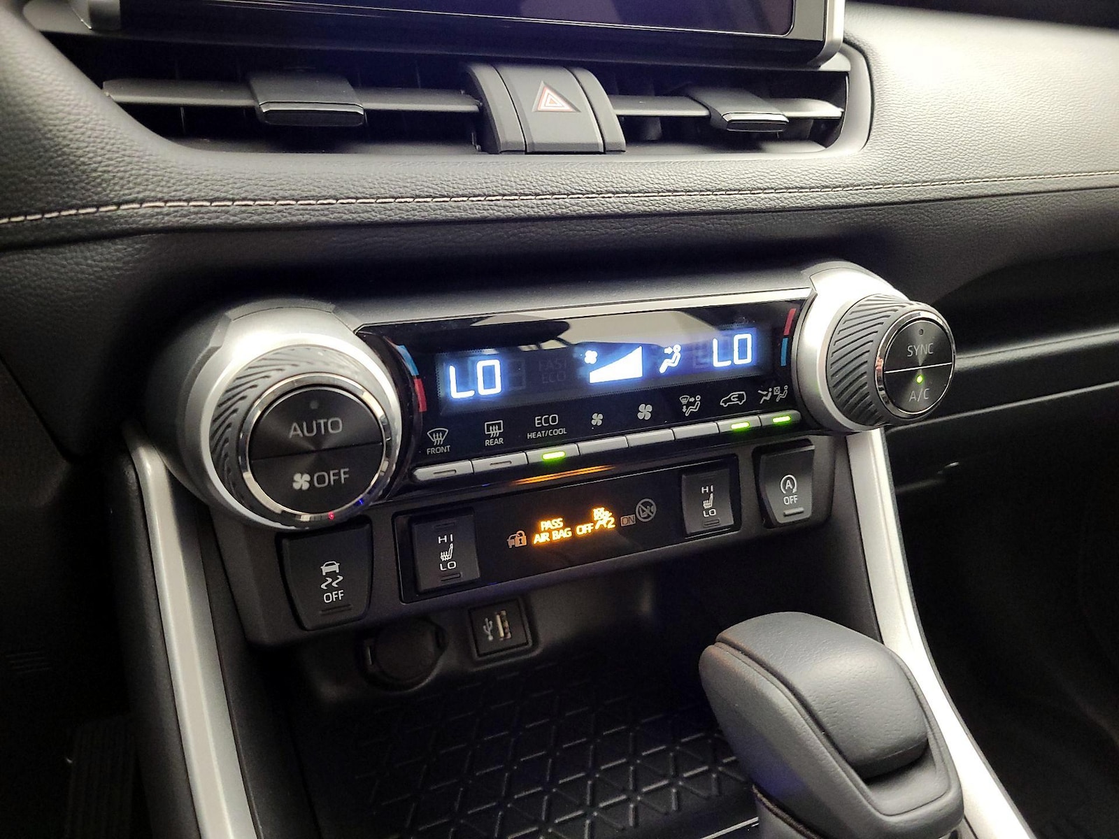 2025 Toyota RAV4 XLE - Photo 17