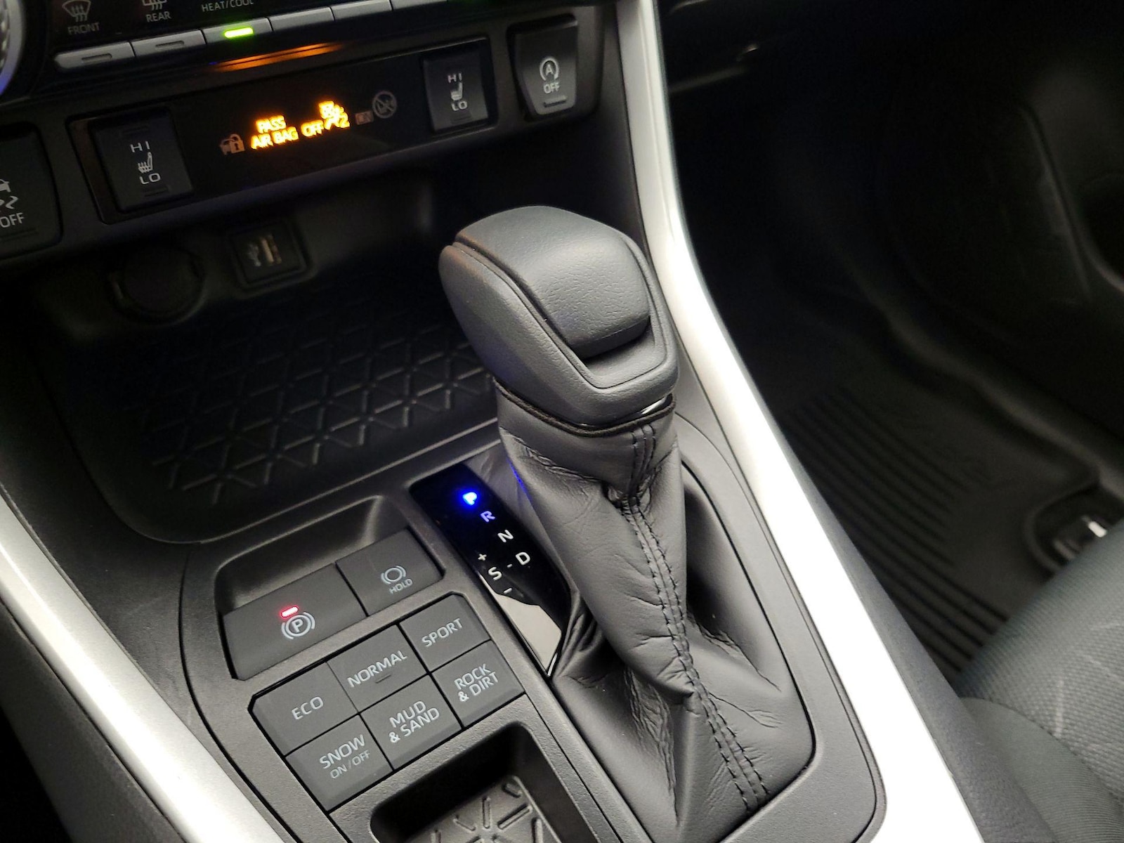 2025 Toyota RAV4 XLE - Photo 18