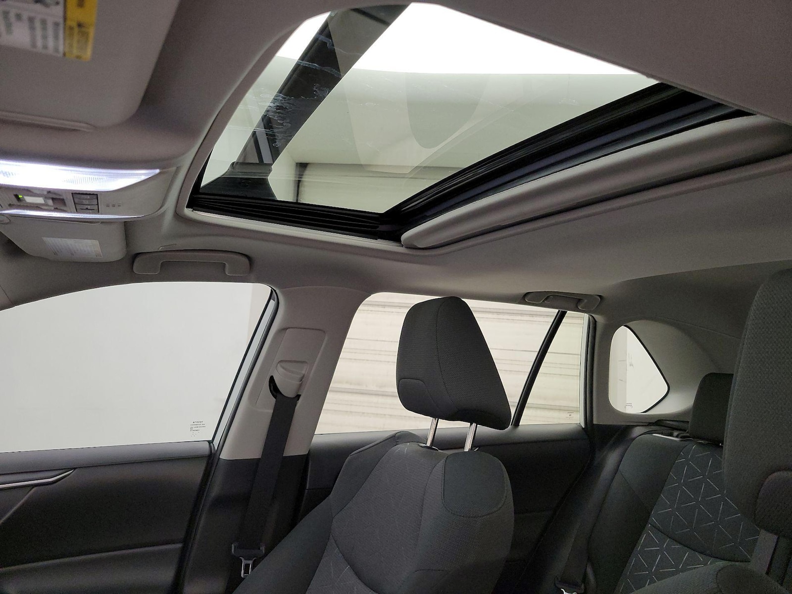 2025 Toyota RAV4 XLE - Photo 19