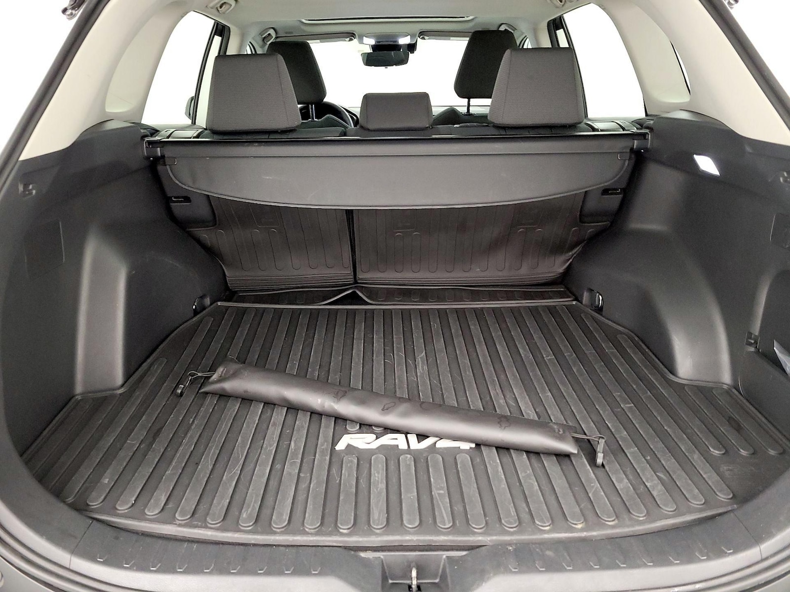 2025 Toyota RAV4 XLE - Photo 21